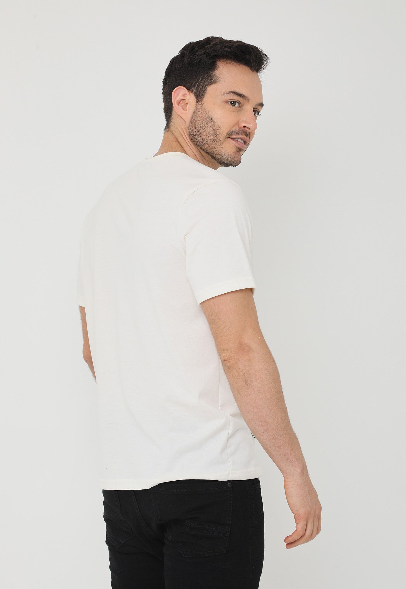 Camiseta relax ivory manga corta con estampado vertical en pecho para hombre