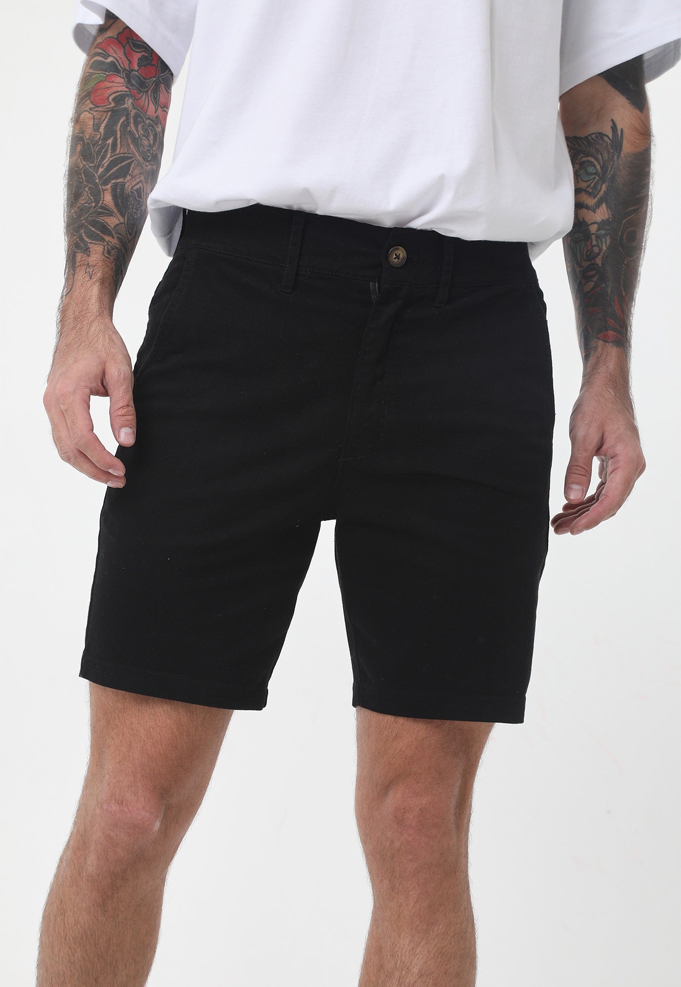 Bermuda negra en drill, fondo entero, silueta regular y bolsillos laterales para hombre