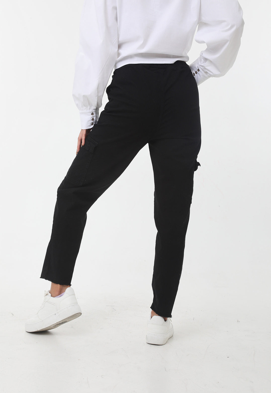 Pantalón tipo cargo para mujer cintura resortada. Color Negro | Belife 2