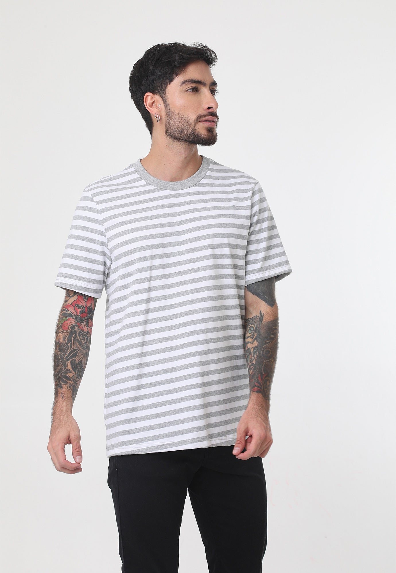 Camiseta gris manga corta, de rayas y cuello redondo para hombre