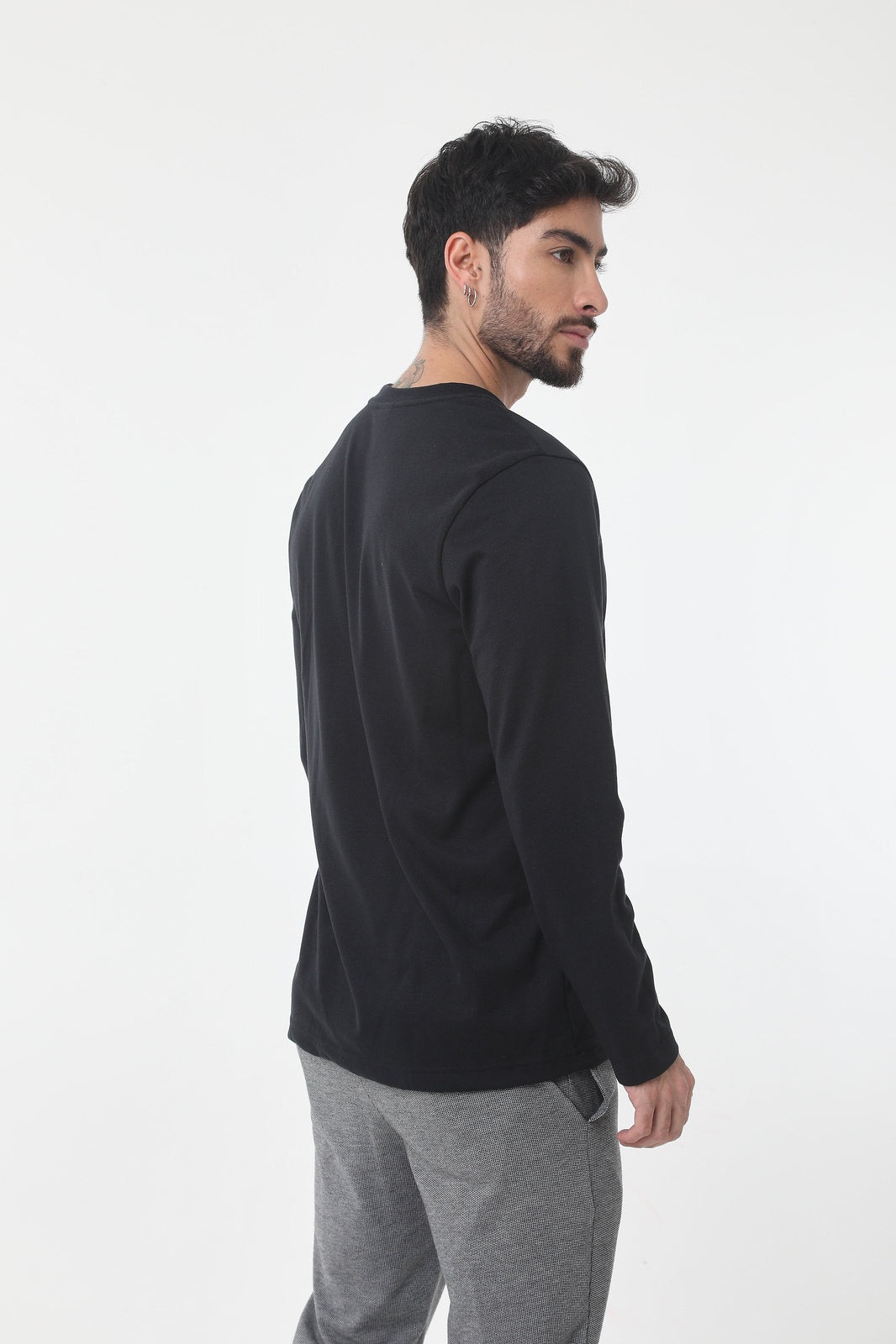 Camiseta negra manga larga con detalle en manga y cuello redondo para hombre