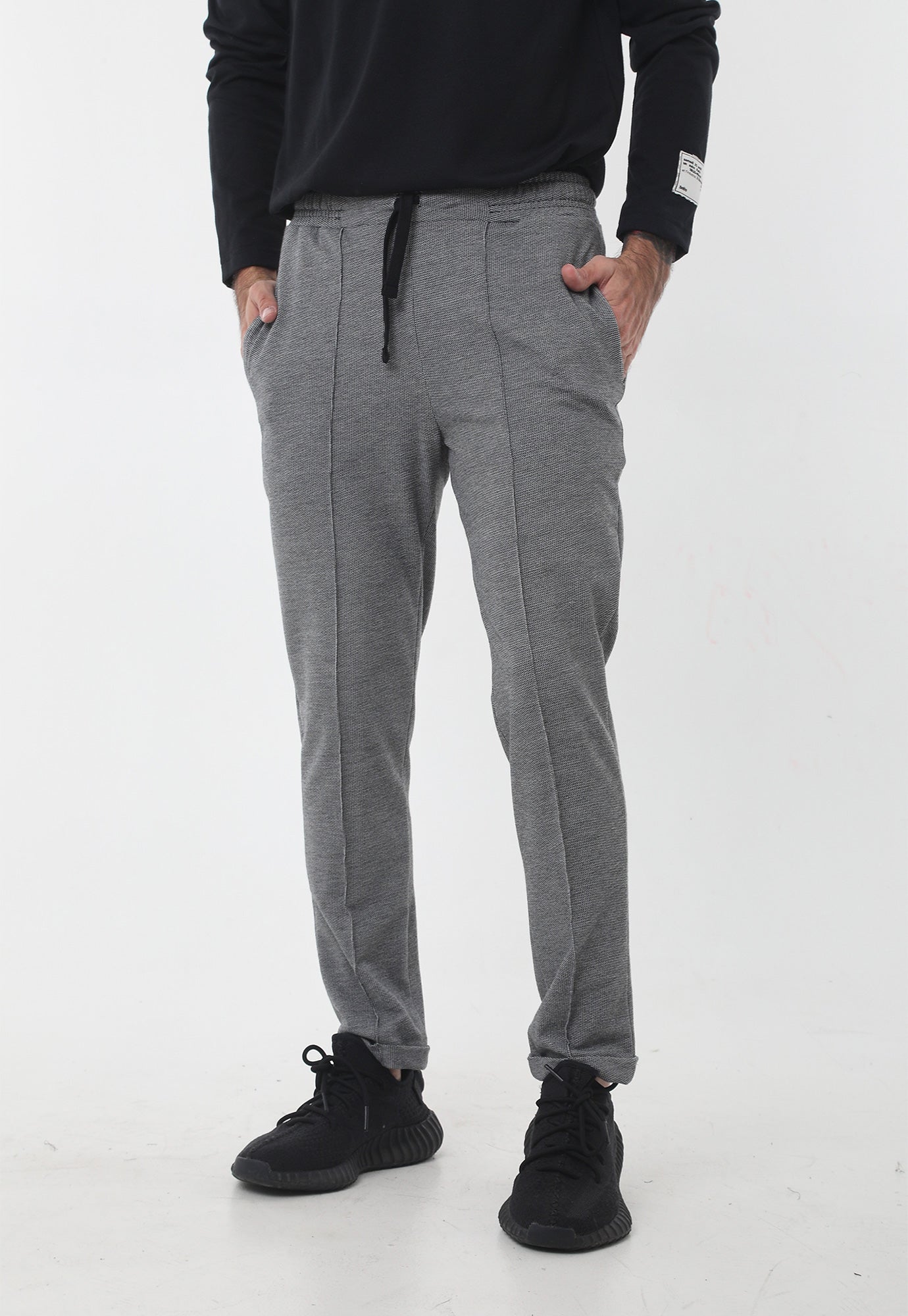 Pantalón negro jasper fondo entero, bolsillos laterales y cordón ajustable para hombre