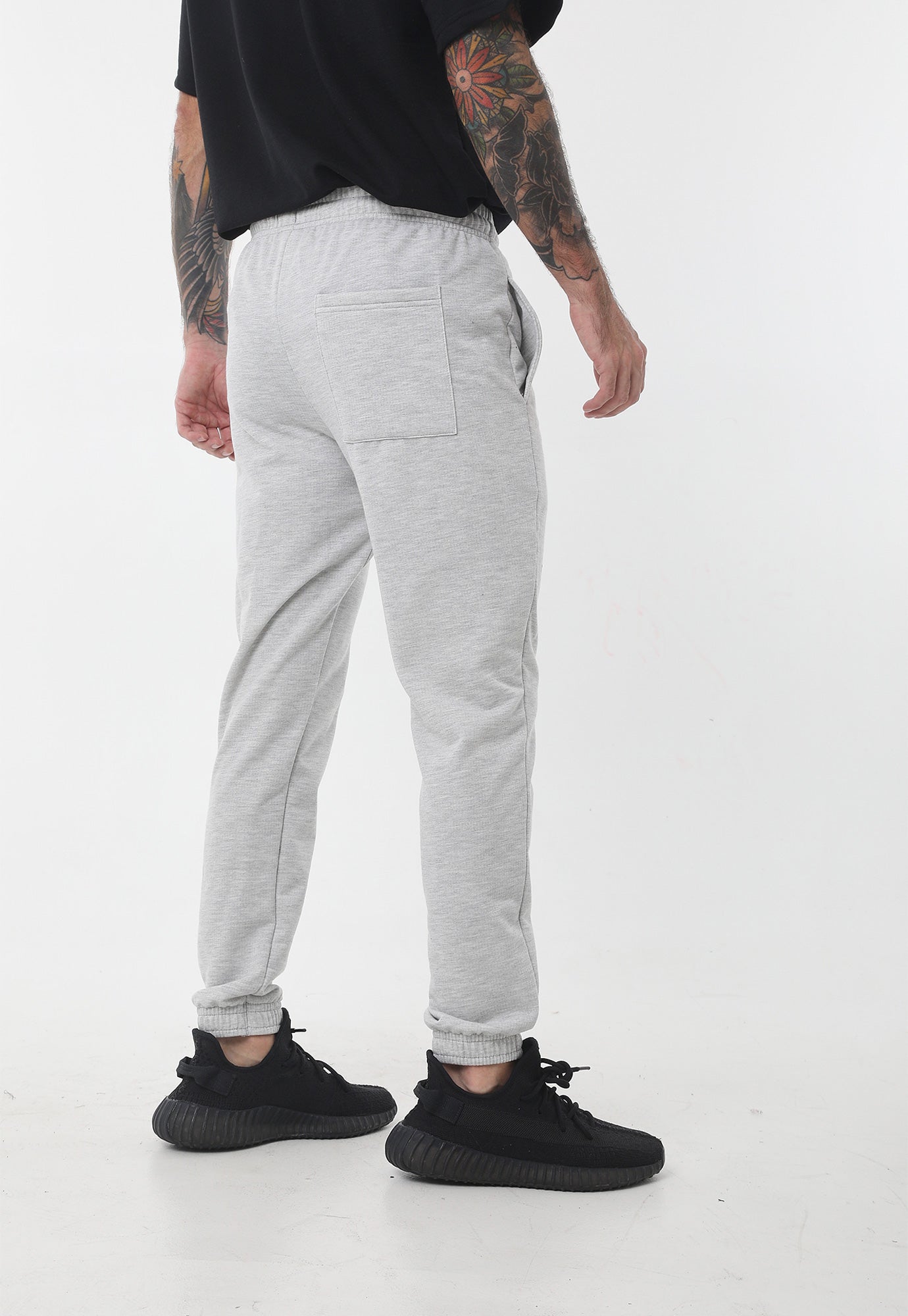 Pantalón gris con estampado en piernas, silueta amplia y bolsillos laterales para hombre