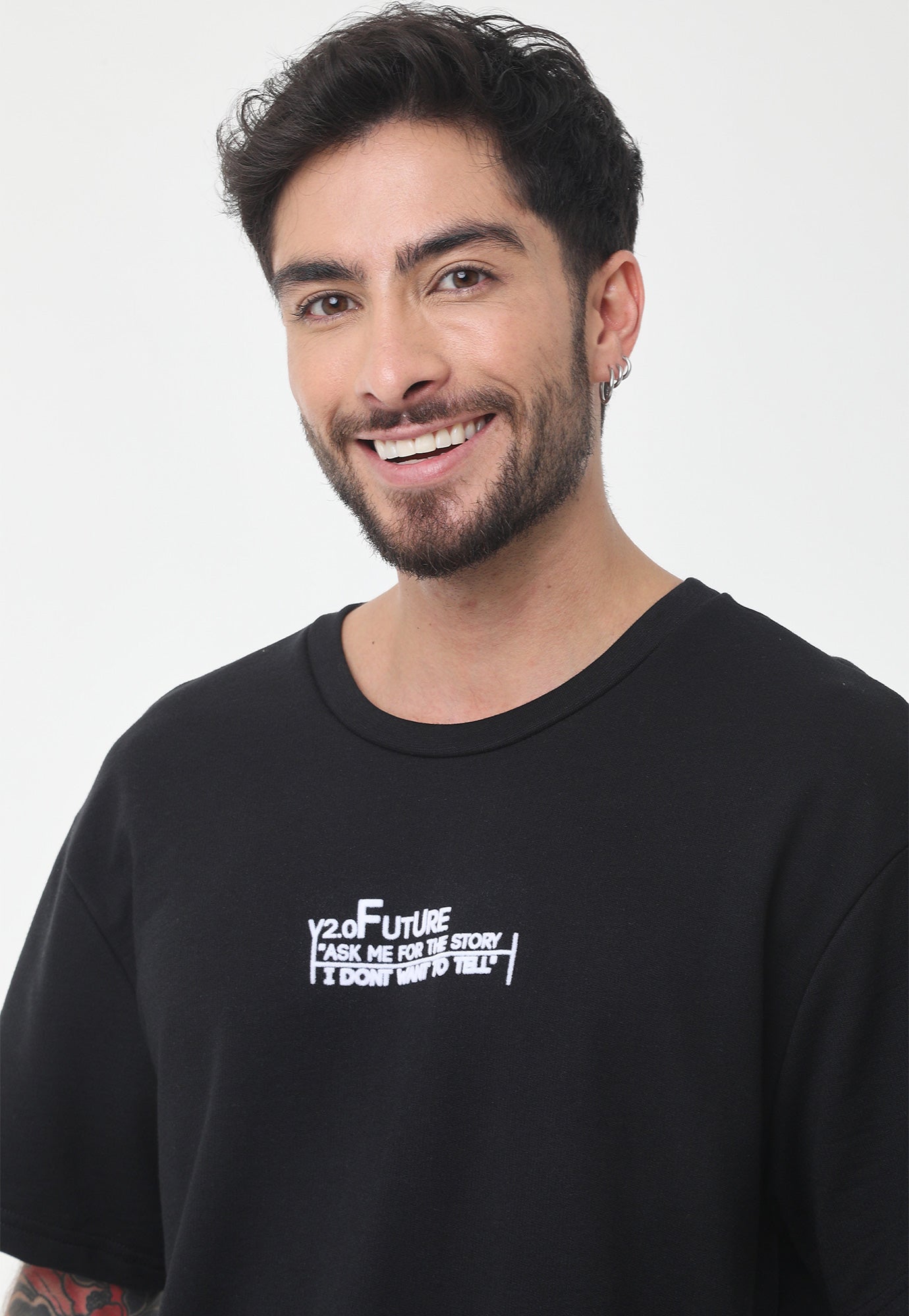 Camiseta negro manga corta, con estampado en centro frontal y cuello redondo para hombre
