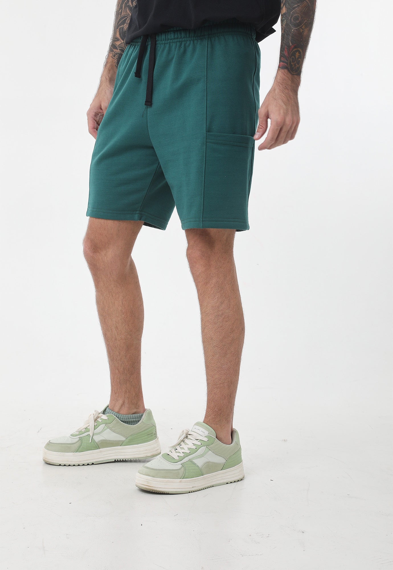 Bermuda verde oscuro fondo entero, silueta amplia y bolsillos laterales para hombre