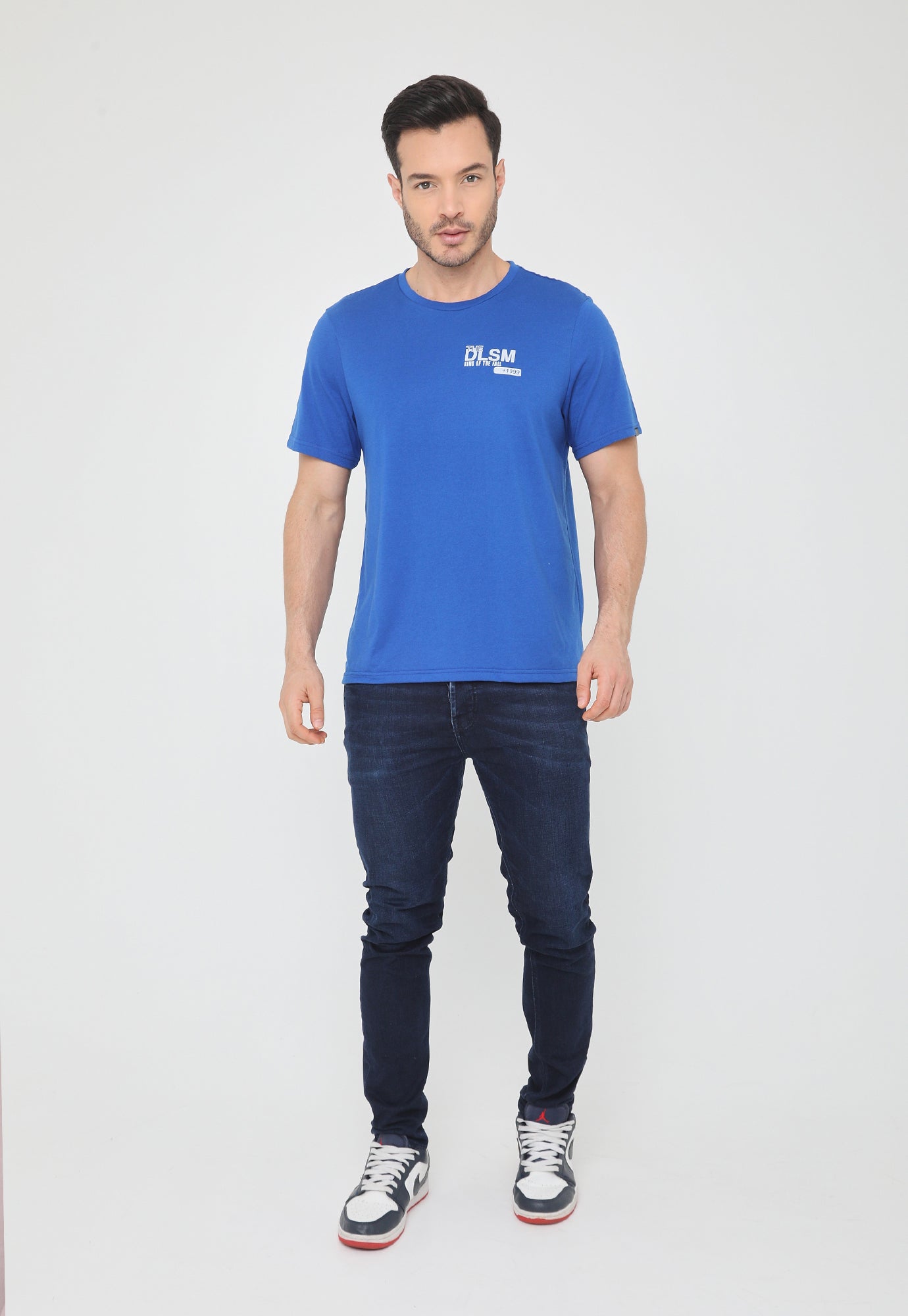 Camiseta azul rey manga corta, estampado pequeño en frente y en posterior para hombre