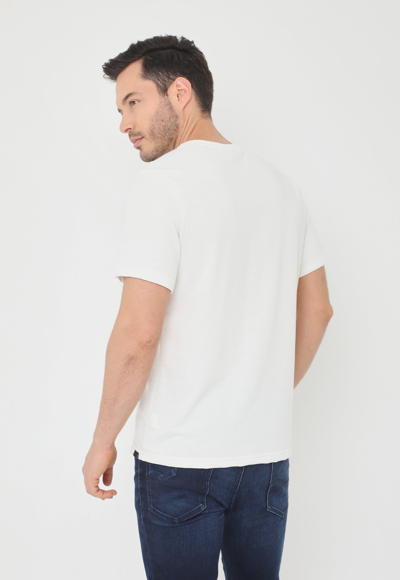 Camiseta ivory manga corta, estampado pequeño en frente y cuello redondo en rib para hombre