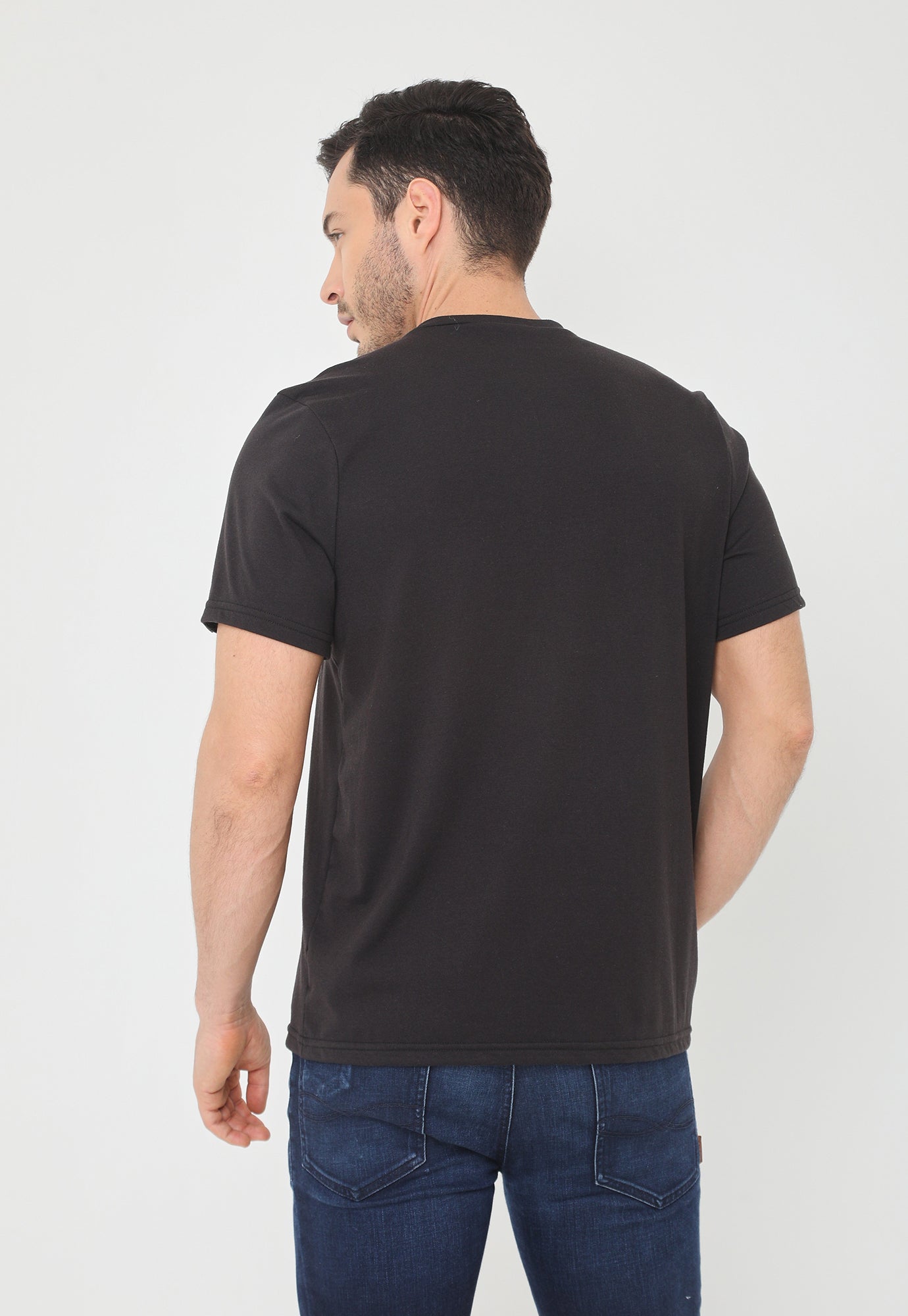 Camiseta negra manga corta, bloque estampado y cuello redondo para hombre