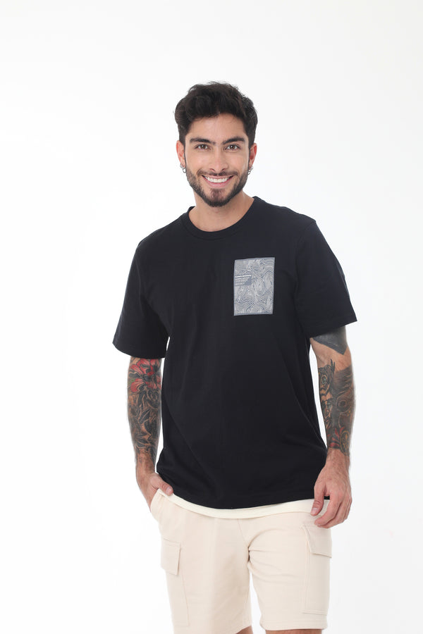 Camiseta Negra Manga Corta Con Estampado