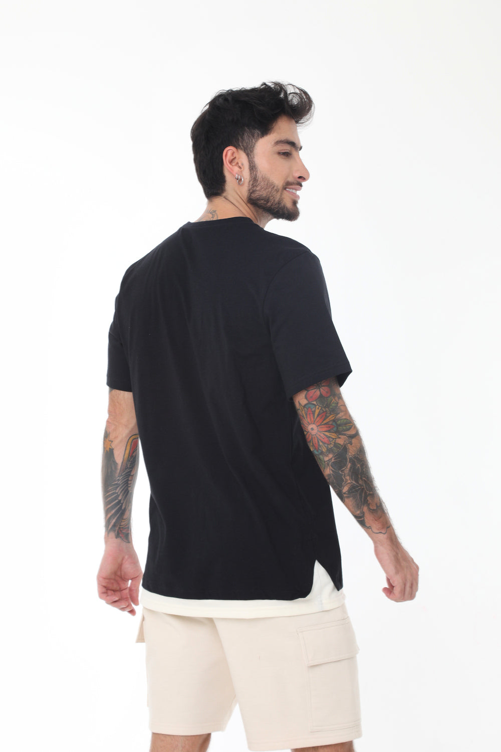 Camiseta negra manga corta, con simulación doble prenda, estampado en plastisol y cuello redondo con para hombre