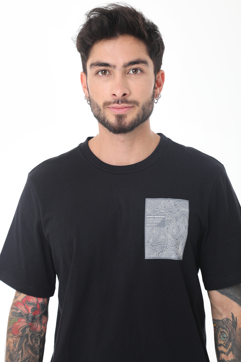 Camiseta negra manga corta, con simulación doble prenda, estampado en plastisol y cuello redondo con para hombre