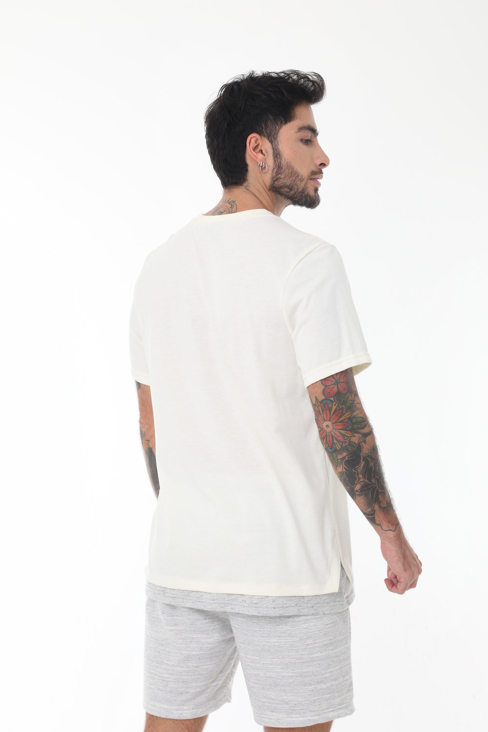 Camiseta ivory manga corta, con simulación doble prenda, estampado en plastisol y cuello redondo con para hombre