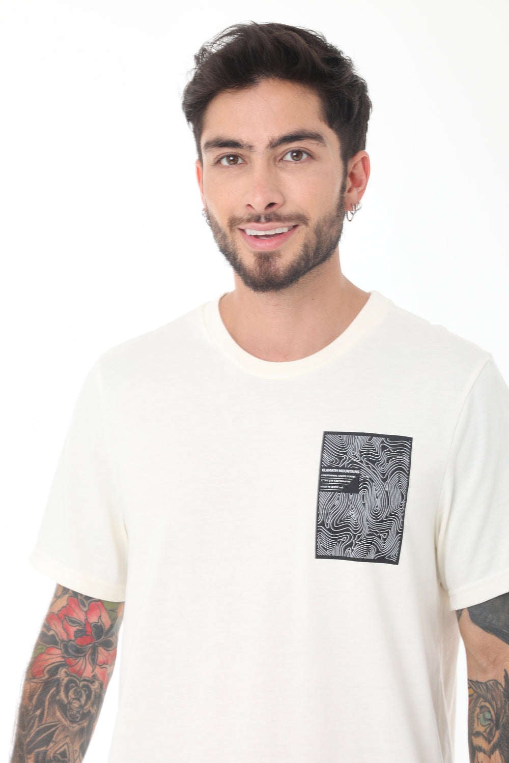 Camiseta ivory manga corta, con simulación doble prenda, estampado en plastisol y cuello redondo con para hombre