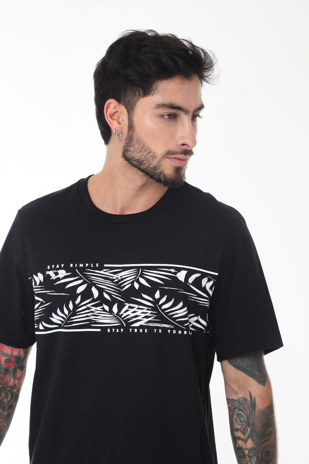 Camiseta negra manga corta con estampado simulando un bloque y cuello redondo para hombre