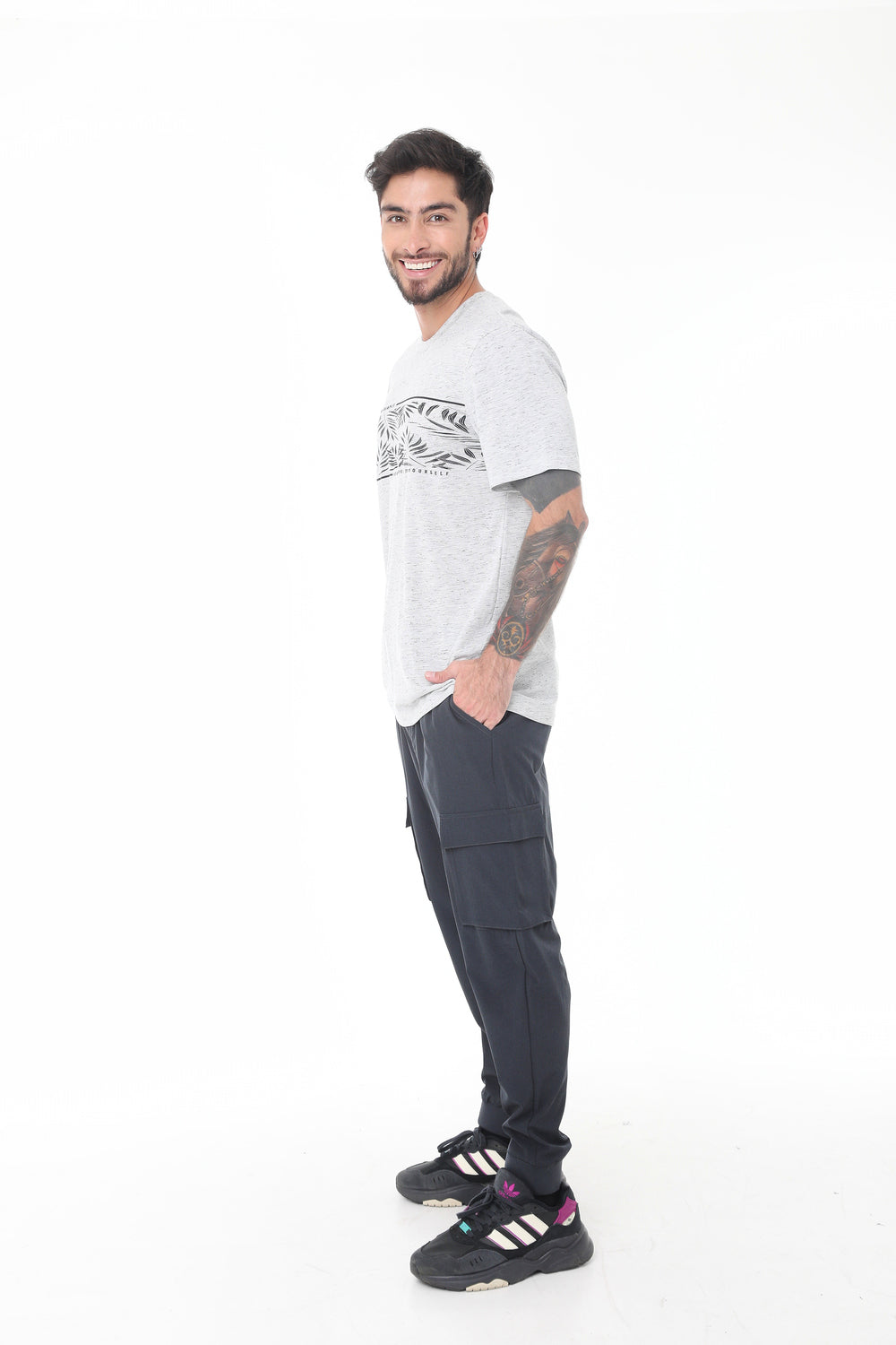 Camiseta gris manga corta con estampado simulando un bloque y cuello redondo para hombre