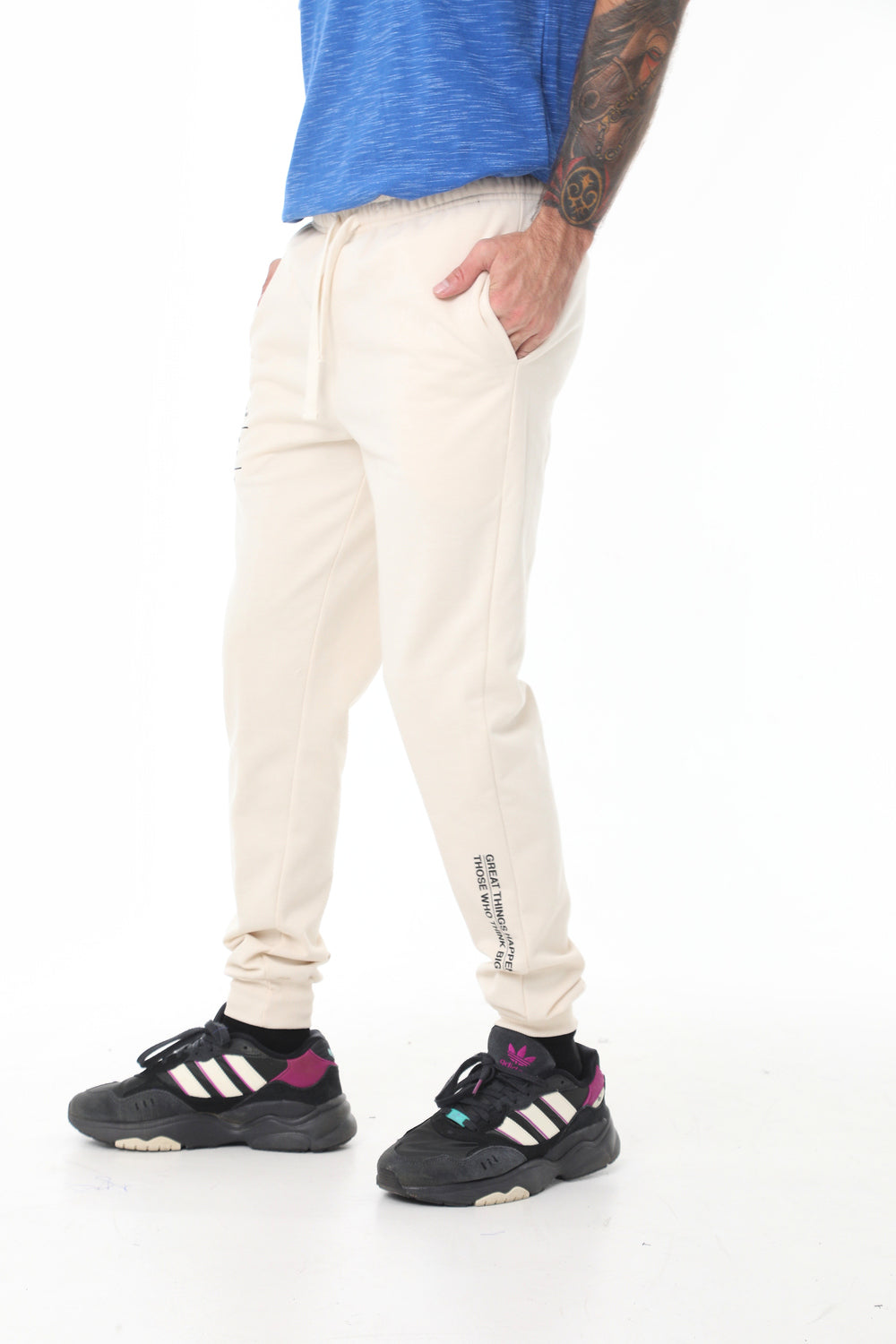 Pantalón tipo jogger blanco crema, silueta semi-ajustada, estampado en pierna y bota para hombre