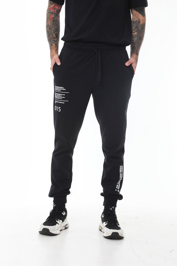 Pantalón negro silueta semi-ajustada, estampado en pierna y bota para hombre
