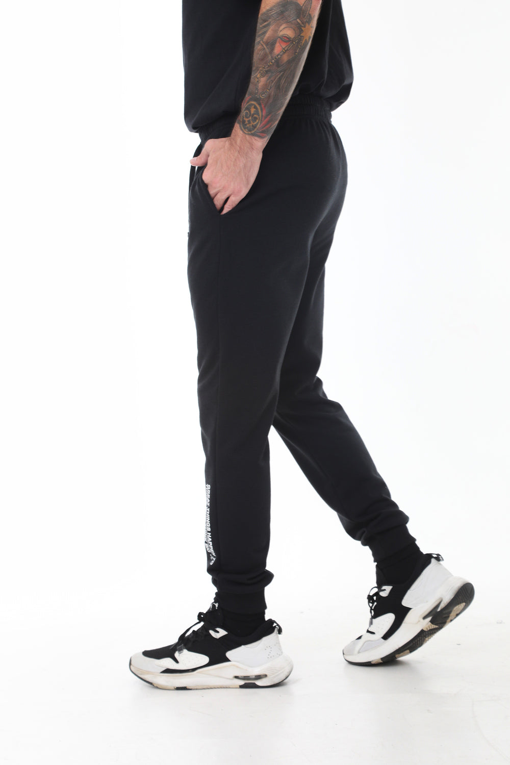 Pantalón negro silueta semi-ajustada, estampado en pierna y bota para hombre