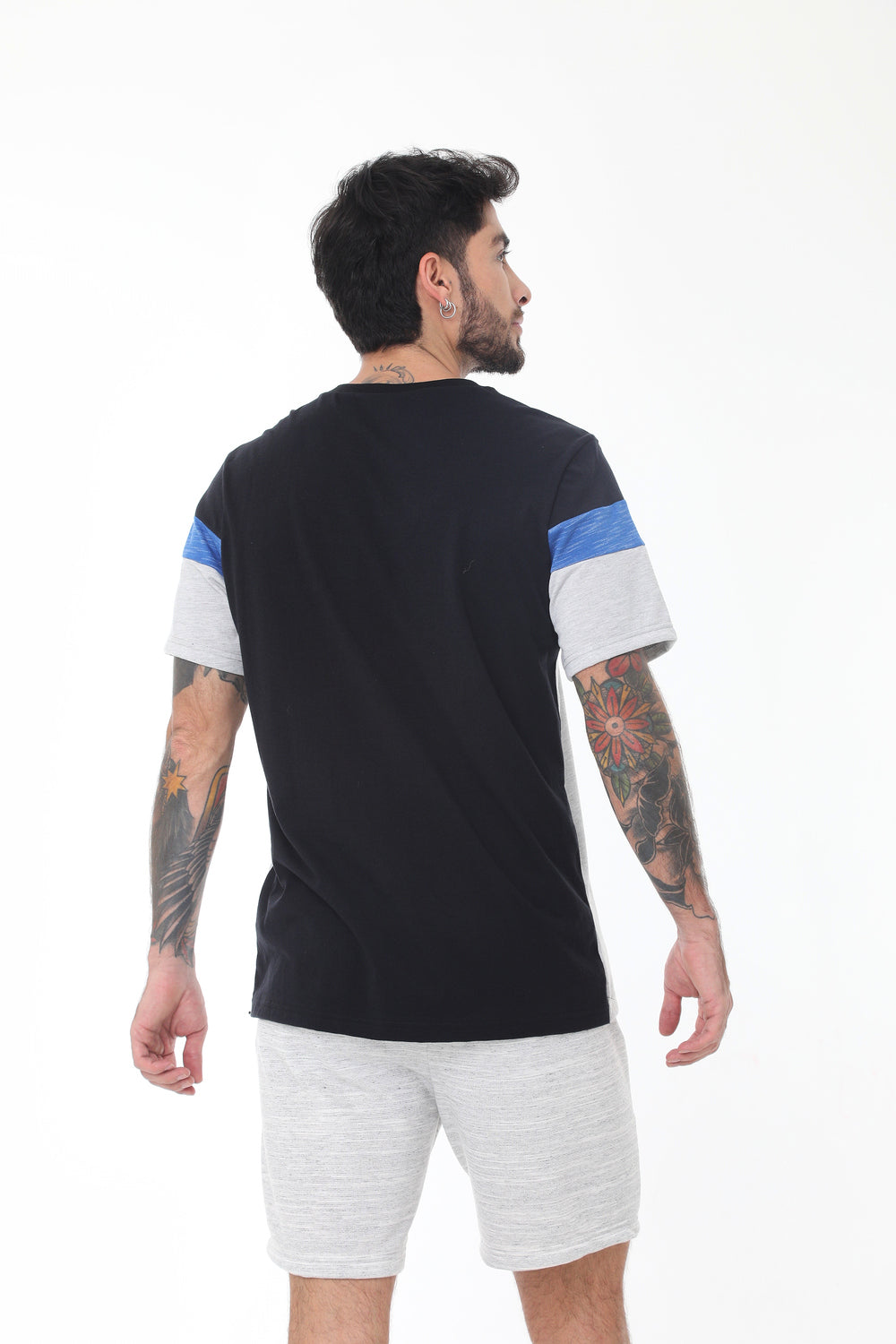 Camiseta negra manga corta en bloques, con estampado en el bloque superior y cuello redondo para hombre