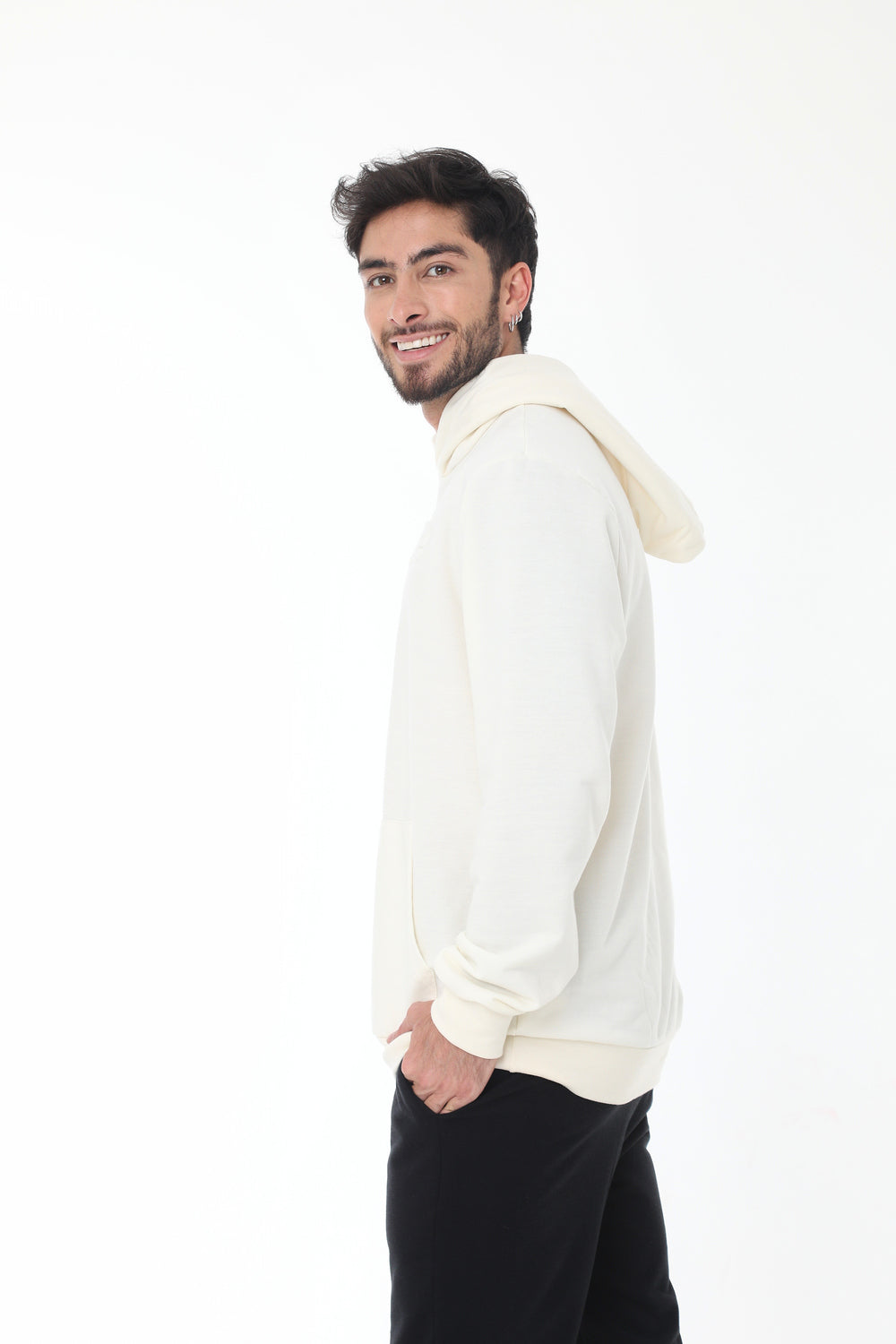 Buzo tipo hoodie blanco crema con repujado en frente, con chompa  y bolsillo canguro para hombre
