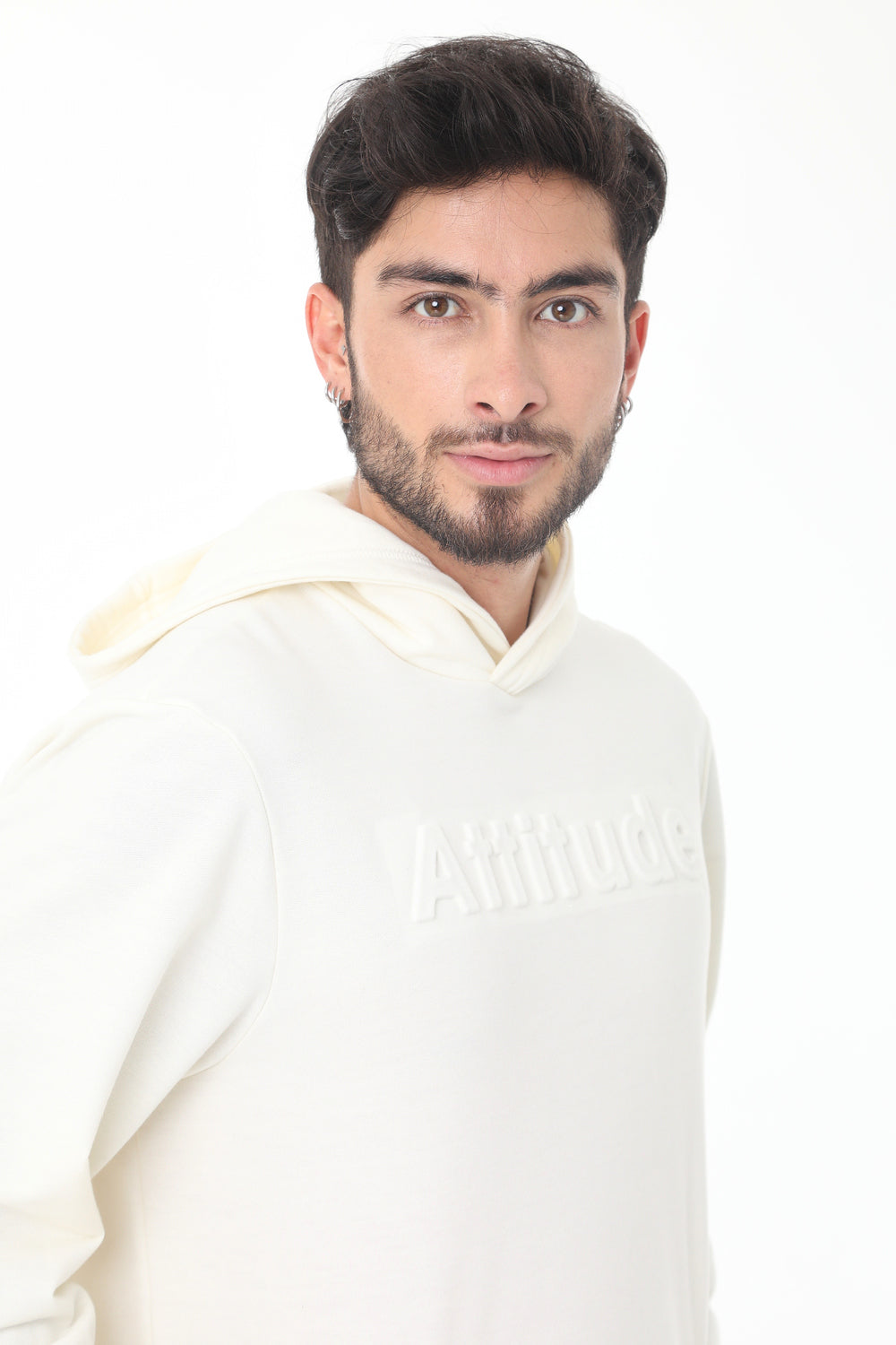 Buzo tipo hoodie blanco crema con repujado en frente, con chompa  y bolsillo canguro para hombre