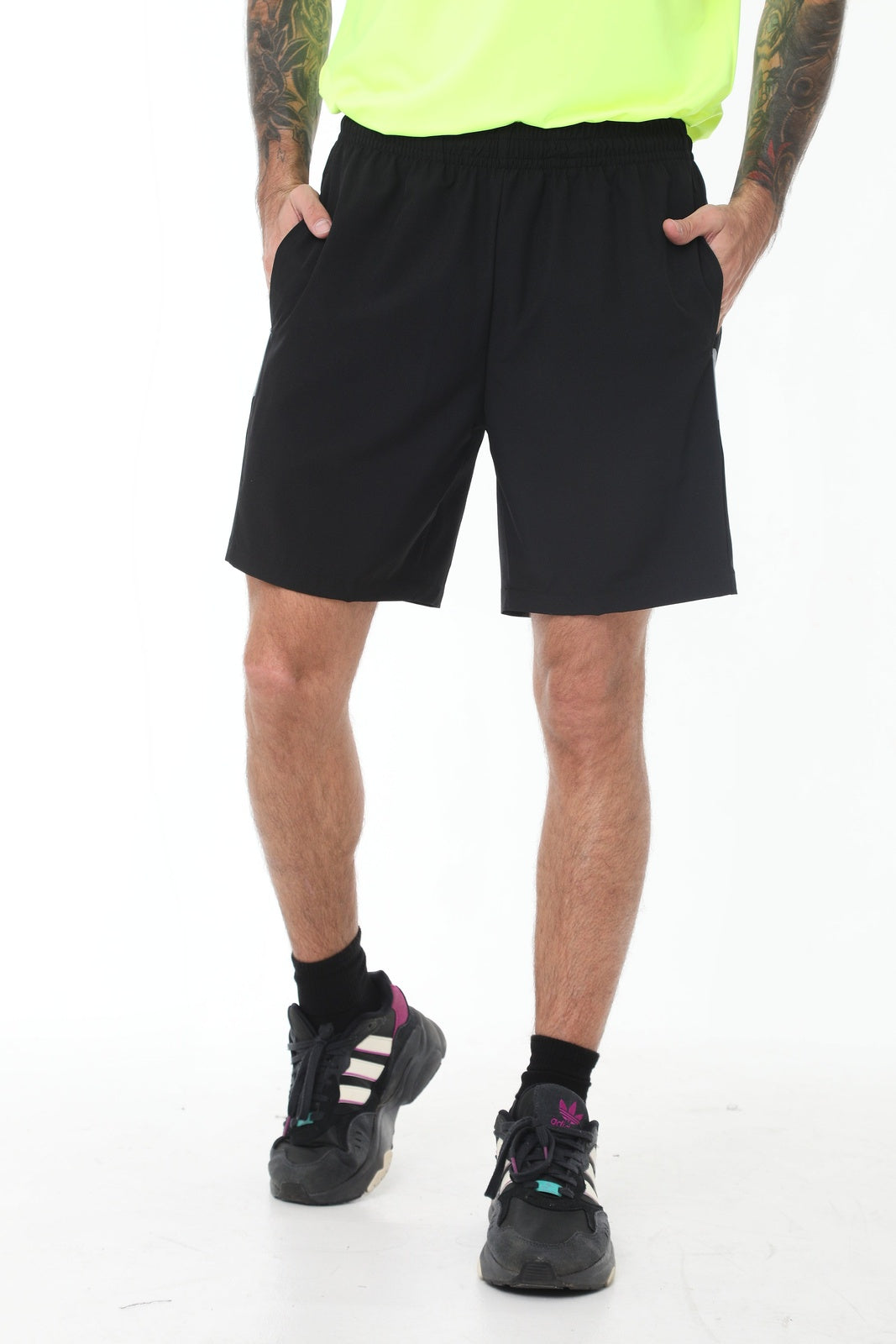 Pantaloneta deportiva negra con bloques laterales y ciclista interno para hombre