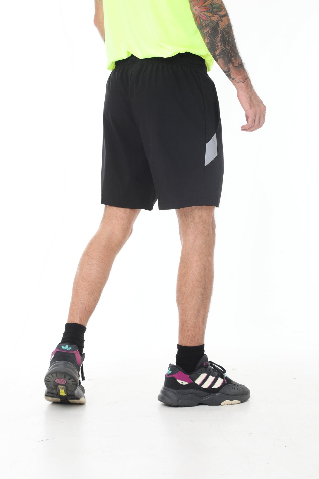 Pantaloneta deportiva negra con bloques laterales para hombre