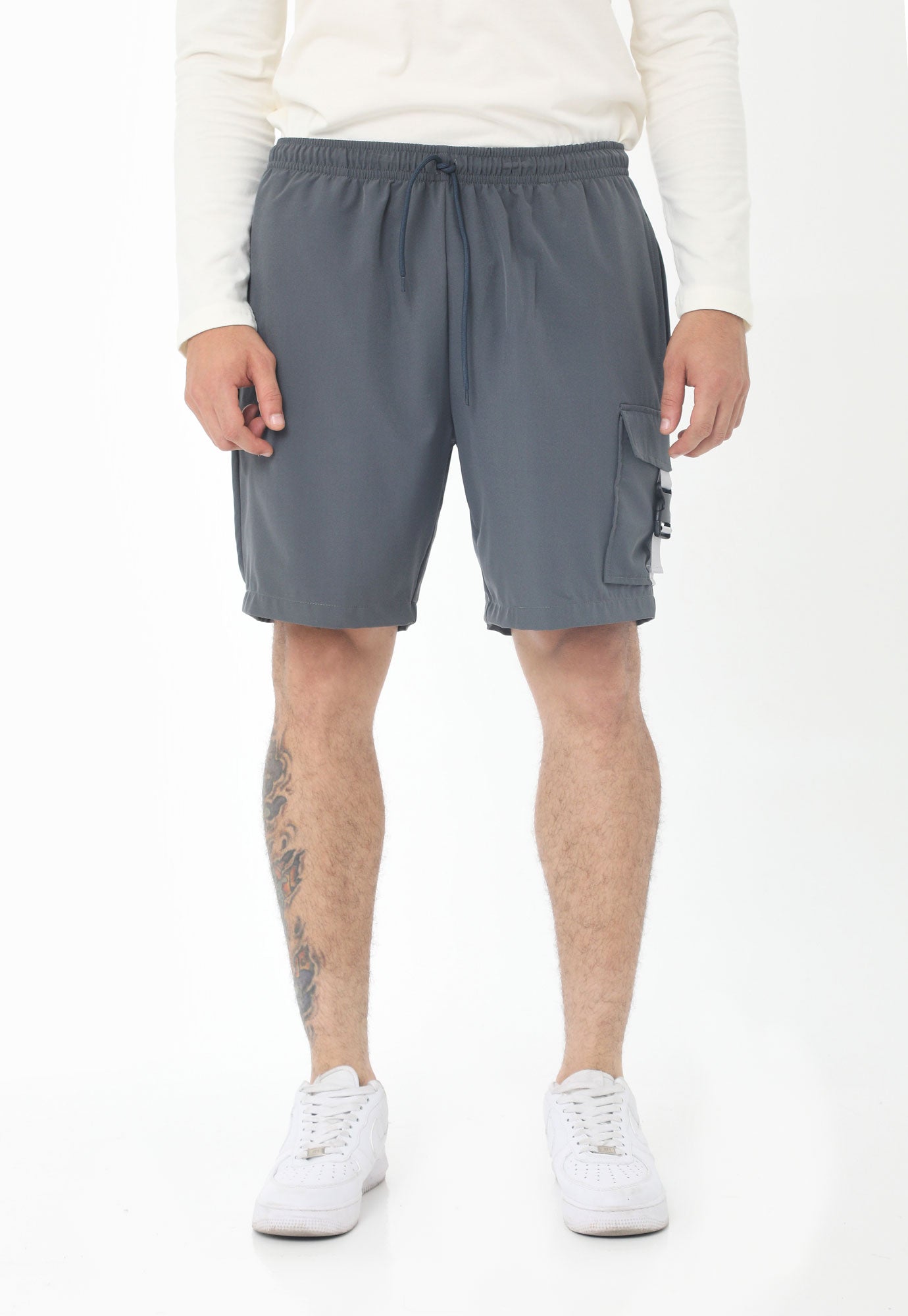 Bermuda gris oscura con bolsillo tipo cargo en lateral izquierdo y pretina resortada ajustable para hombre