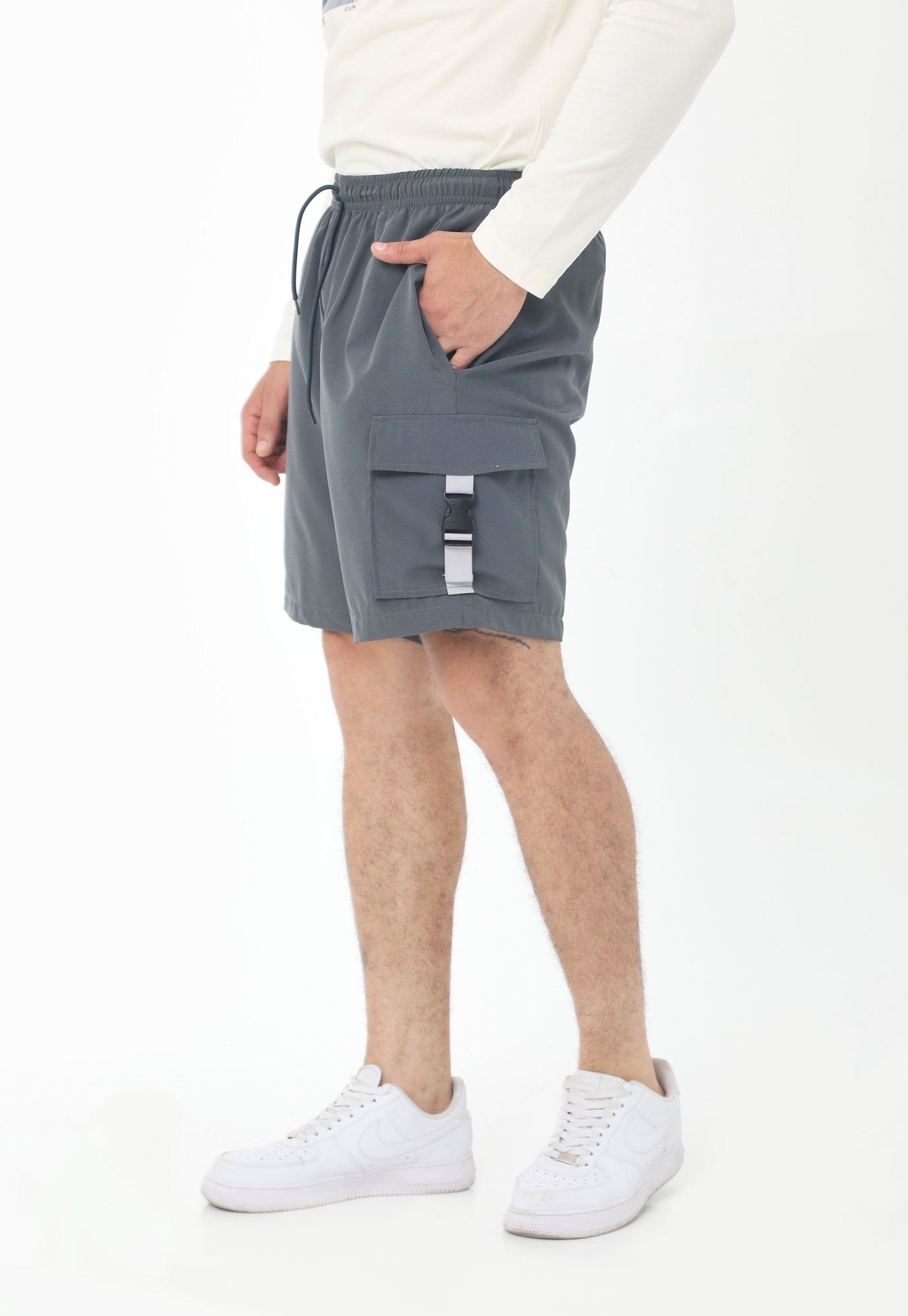 Bermuda gris oscura con bolsillo tipo cargo en lateral izquierdo y pretina resortada ajustable para hombre