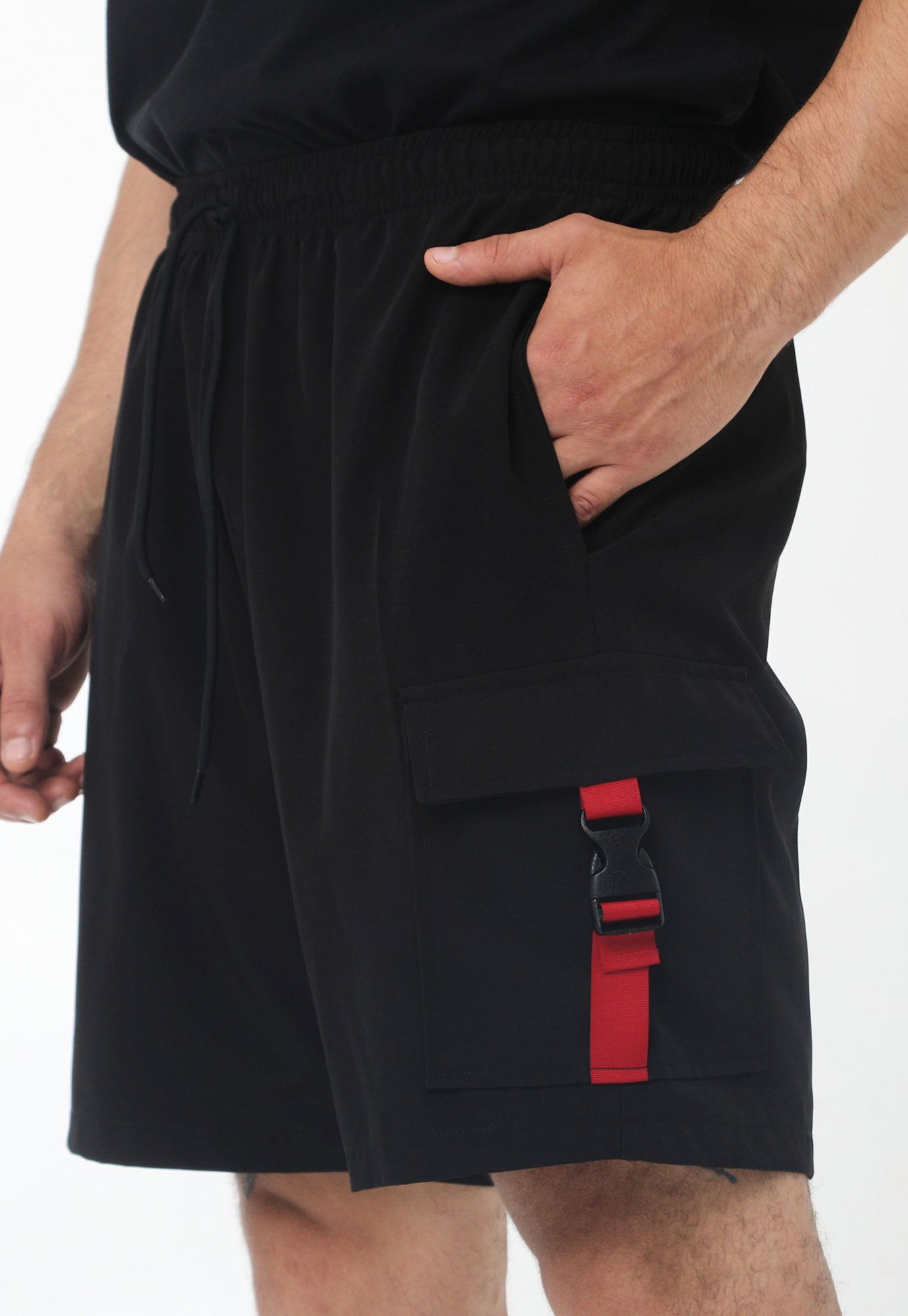 Bermuda negra con bolsillo tipo cargo en lateral izquierdo y pretina resortada ajustable para hombre