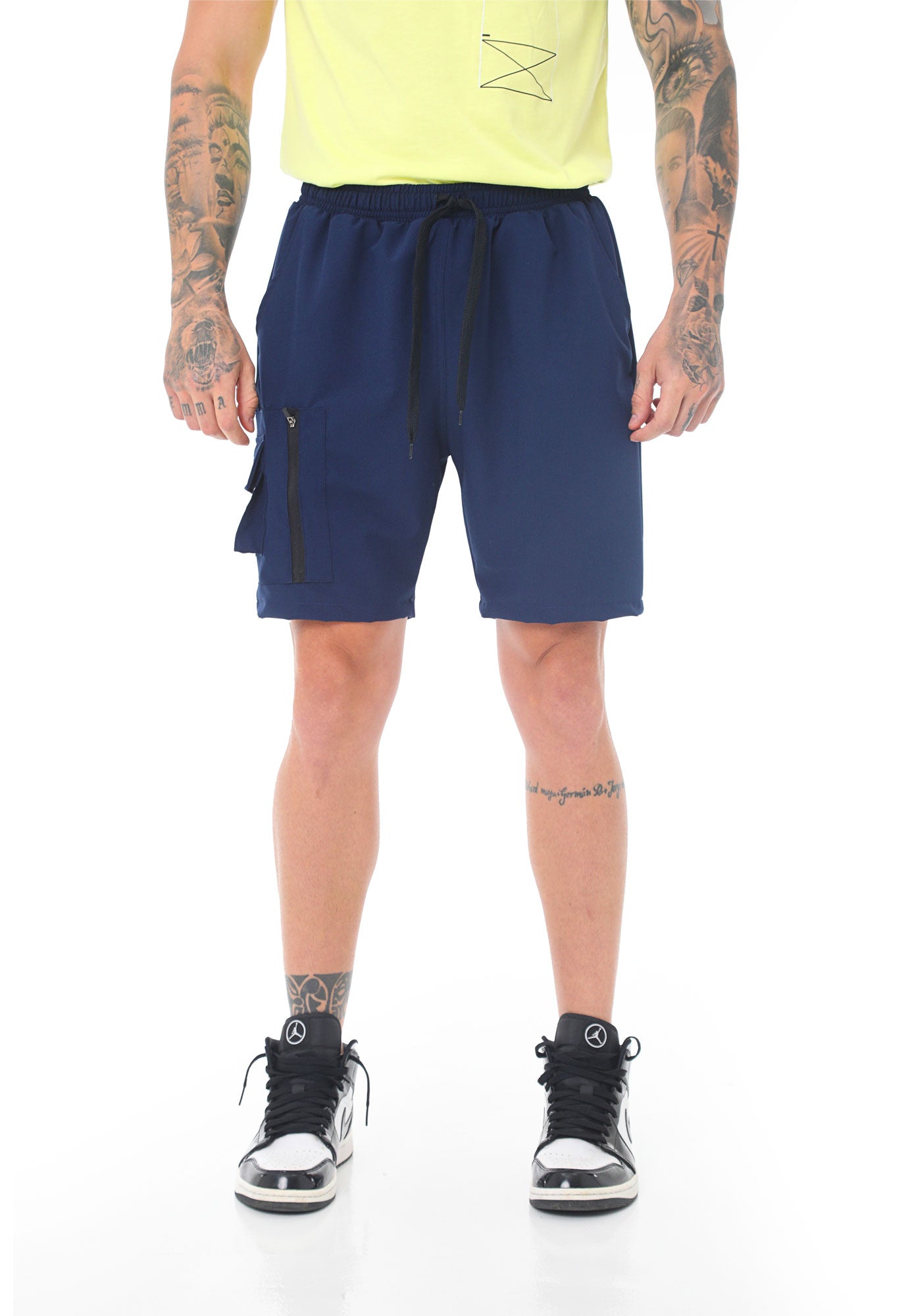 Bermuda azul oscuro con pretina resortada, codón ajustable bolsillos en frente, posterior y lateral para hombre