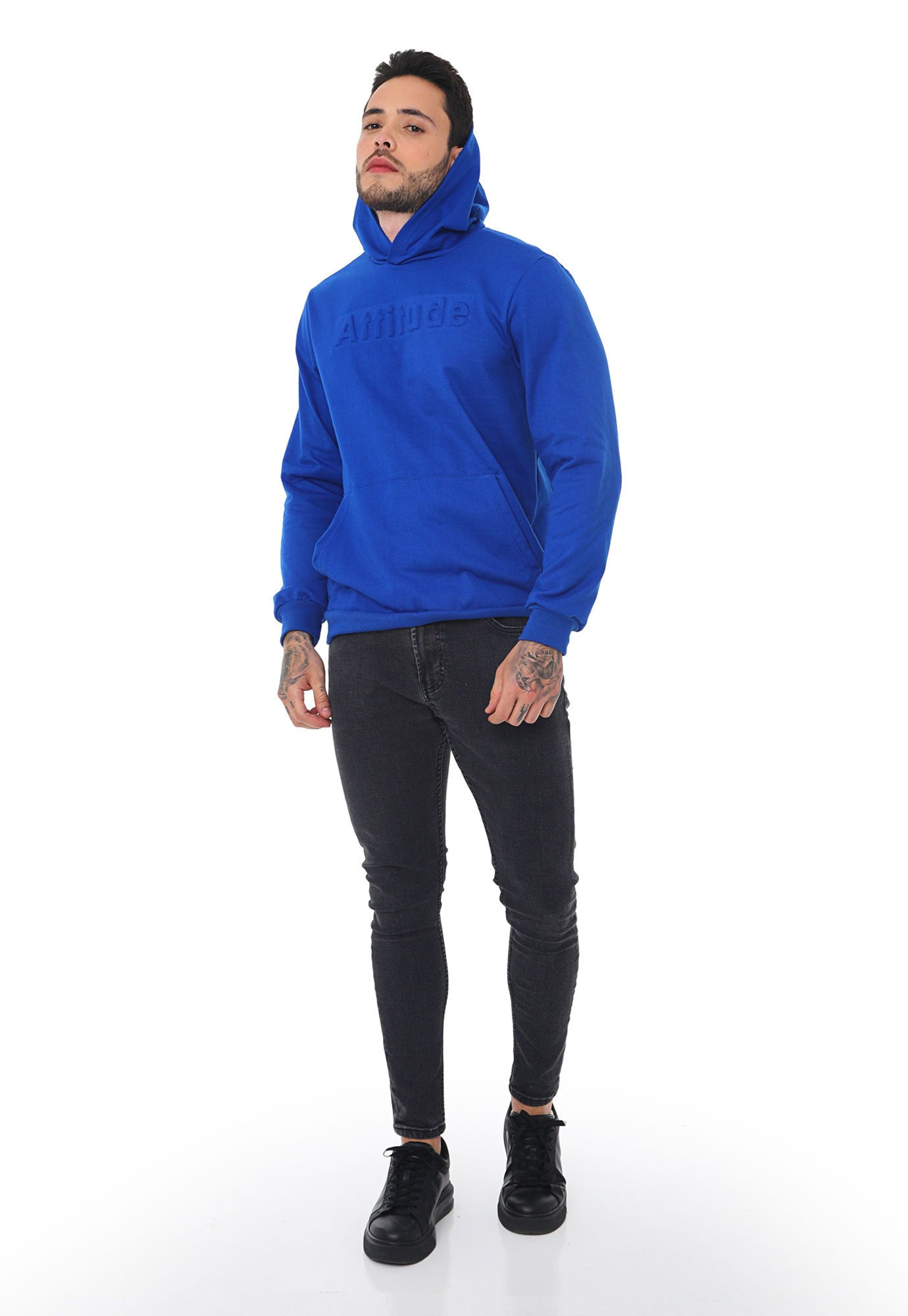 Buzo tipo hoodie azul con repujado en frente, con chompa  y bolsillo canguro para hombre