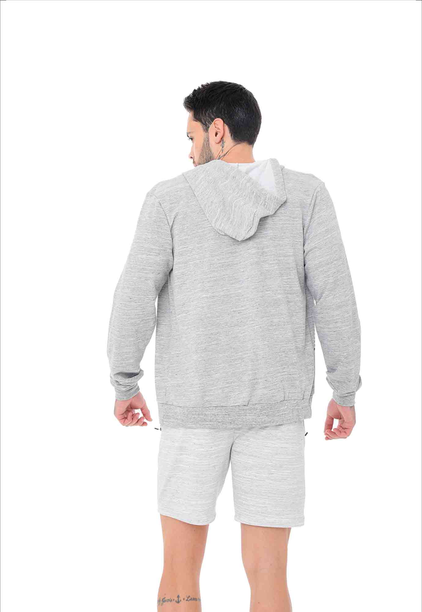 Buzo relax tipo hoodie gris con cierre funcional, estampado frontal y chompa para hombre