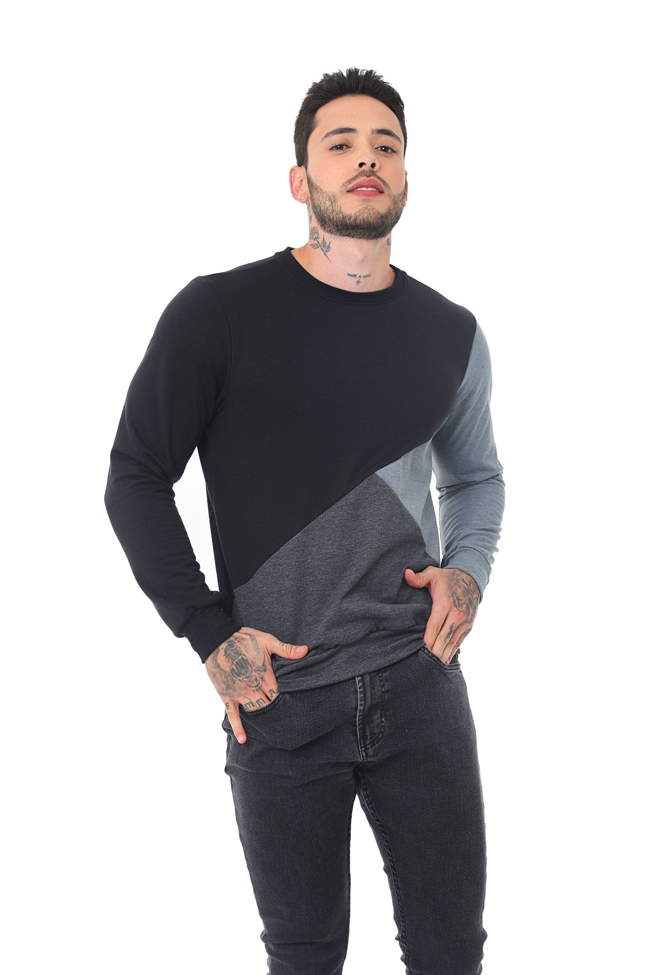 Buzo tipo hoodie negro en bloques en frente, manga larga y cuello redondo para hombre
