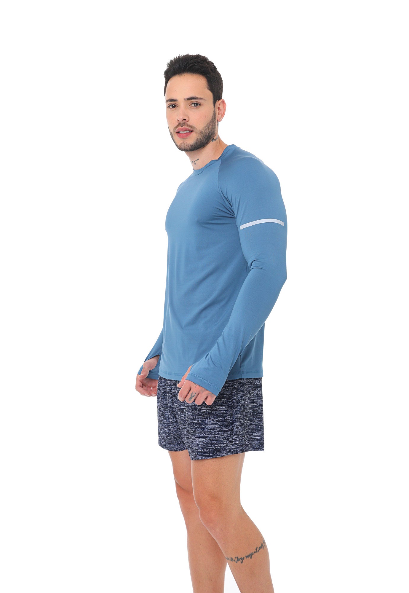 Camiseta deportiva azul petro, manga larga detalles reflectivos en frente para hombre