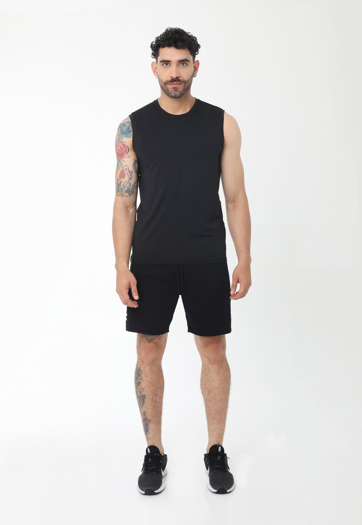 Camisilla deportiva negro manga sisa, bloque en espalda vertical, transfer reflectivo en frente y en bloque para hombre