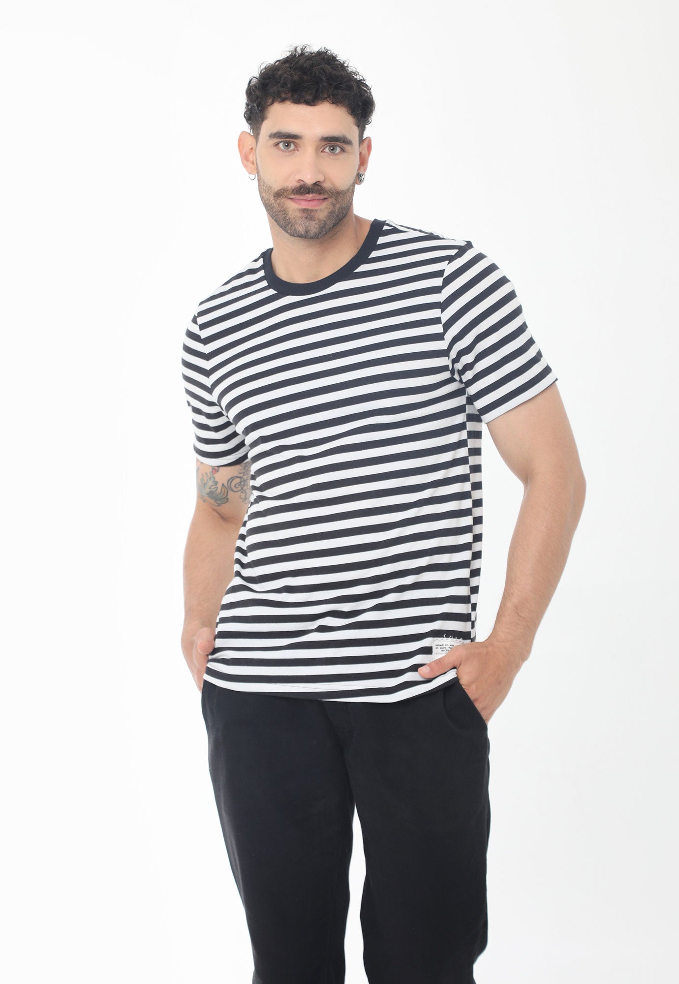 Camiseta negra manga corta, de rayas y cuello redondo para hombre