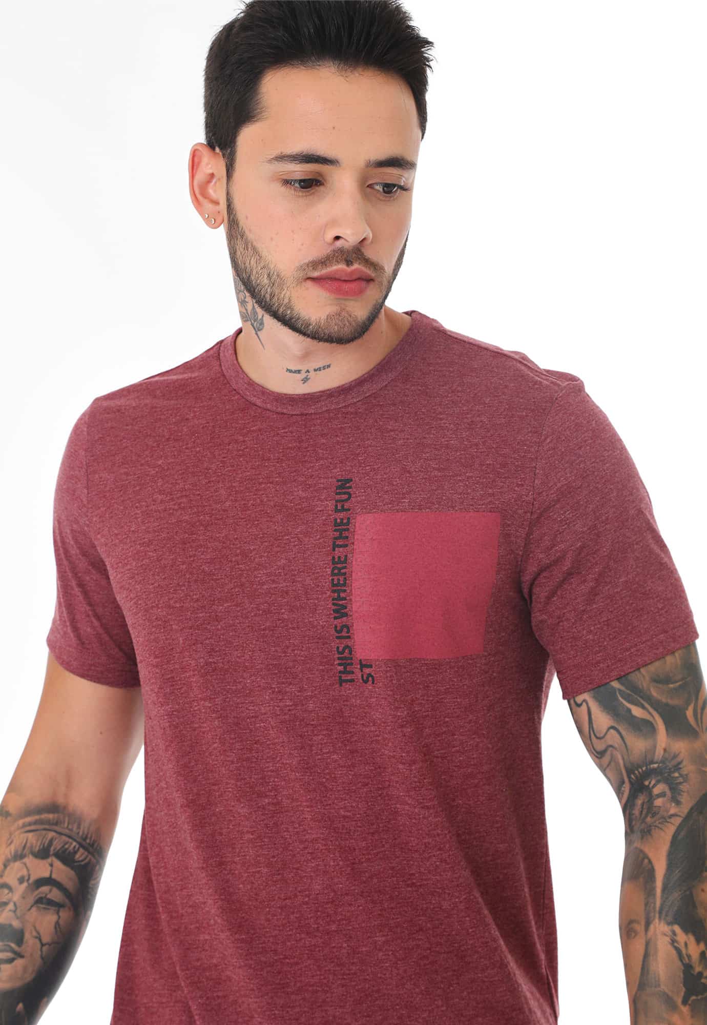 Camiseta vino tinto manga corta con estampado en pecho, cuello redondo y silueta regular para hombre