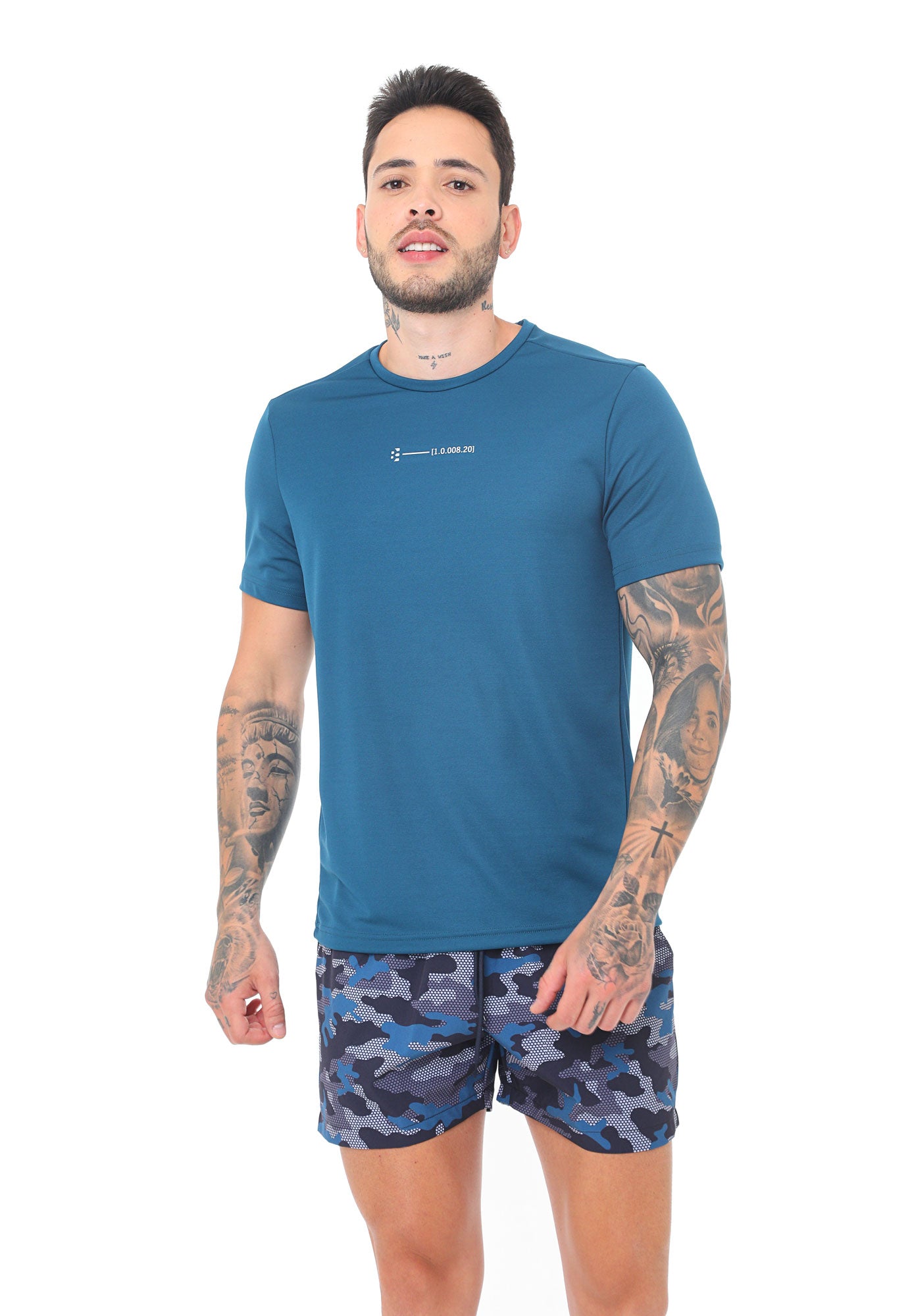Camiseta deportiva azul petroleo manga corta, fondo entero, silueta regular y cuello redondo para hombre