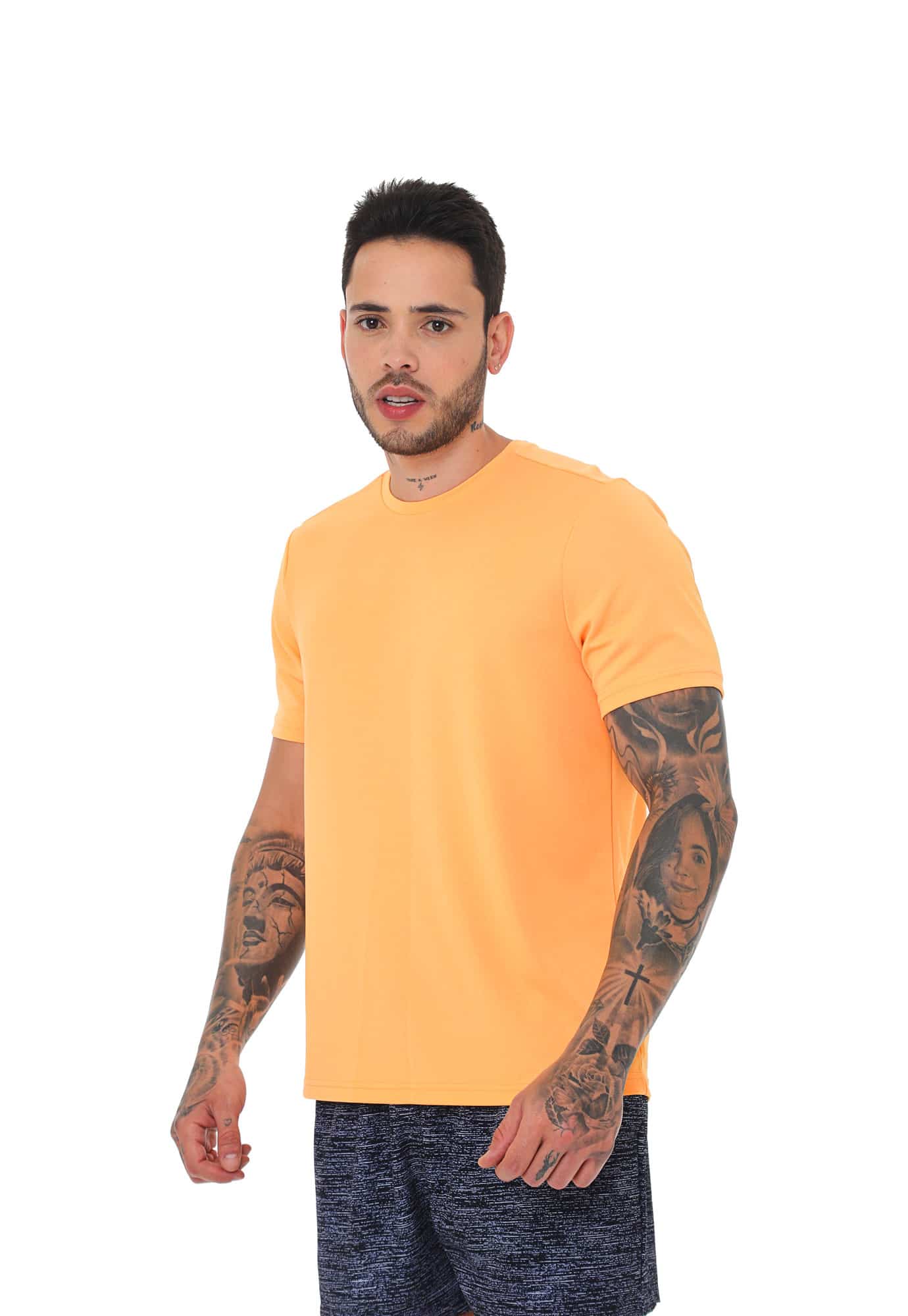 Camiseta deportiva naranjada manga corta, fondo entero, silueta regular y cuello redondo para hombre