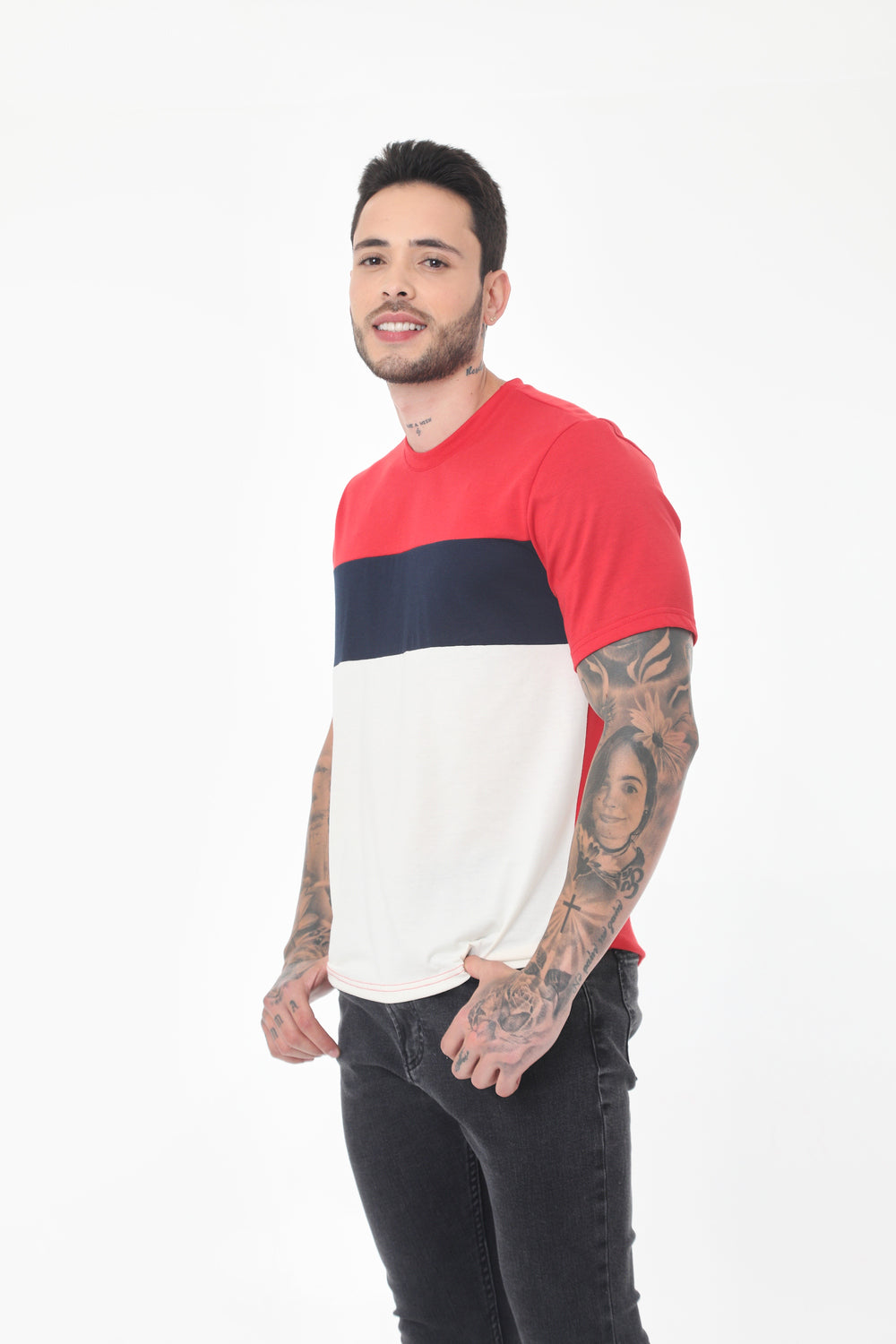 Camiseta rojo manga corta, con bloques en contraste y cuello redondo para hombre