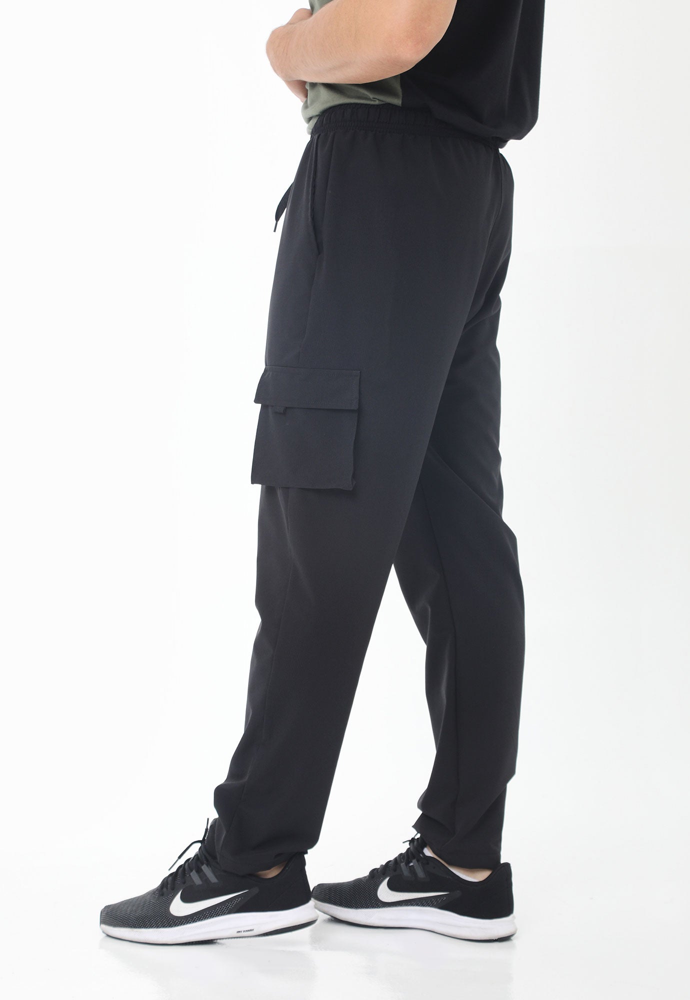 Pantalón negro con bolsillos frontales diagonales para hombre