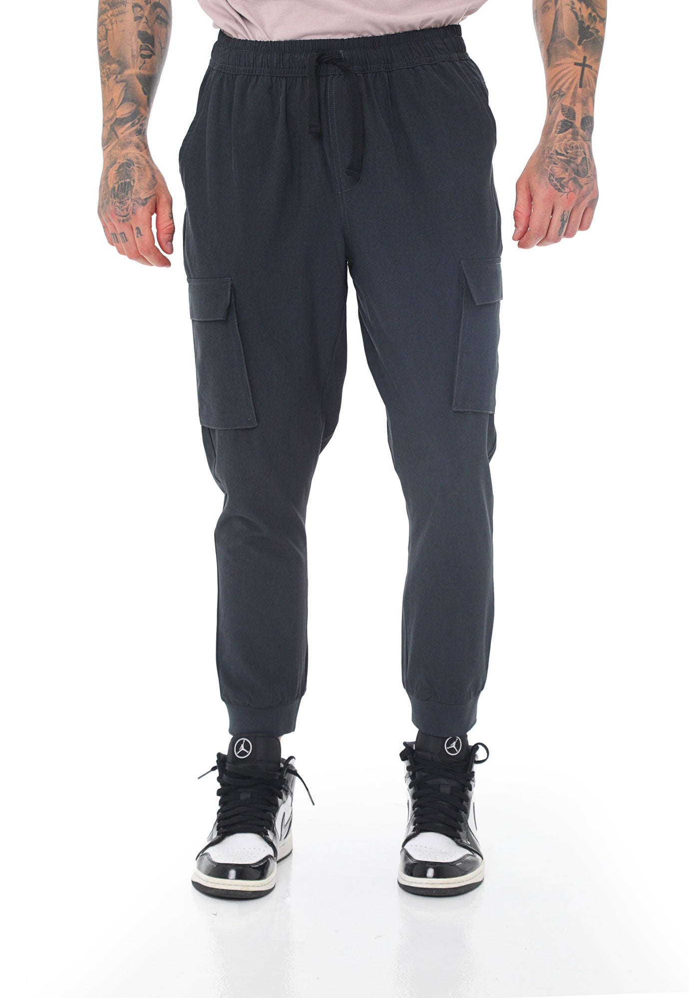 Pantalón negro con pretina resortada y botas con fácil ajuste para hombre