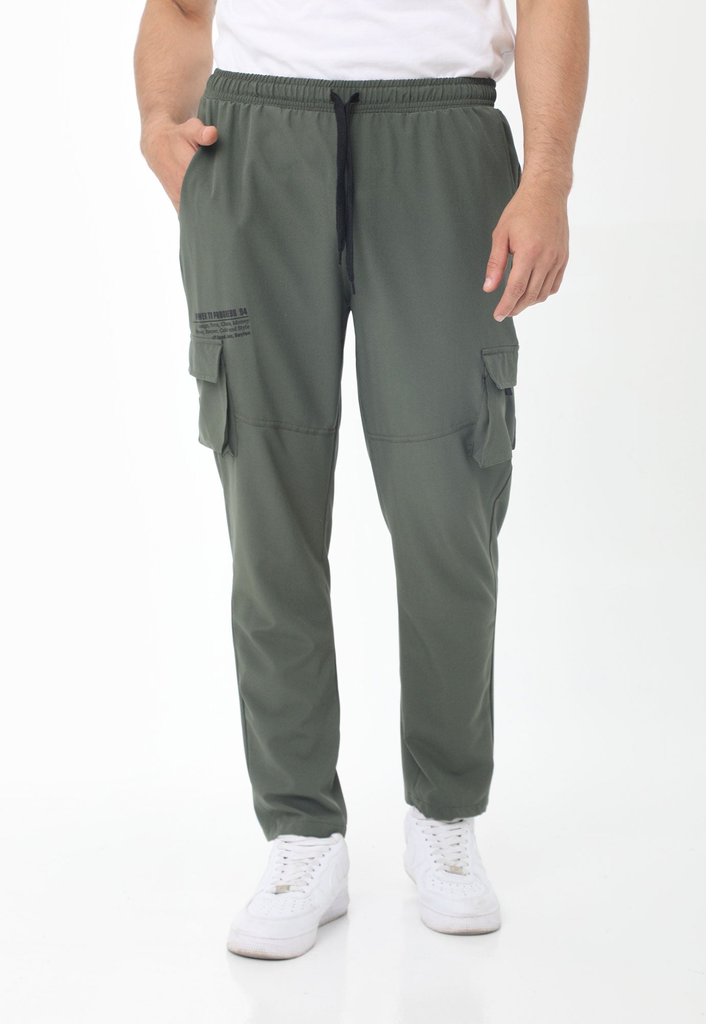Pantalón verde con bolsillos frontales diagonales para hombre