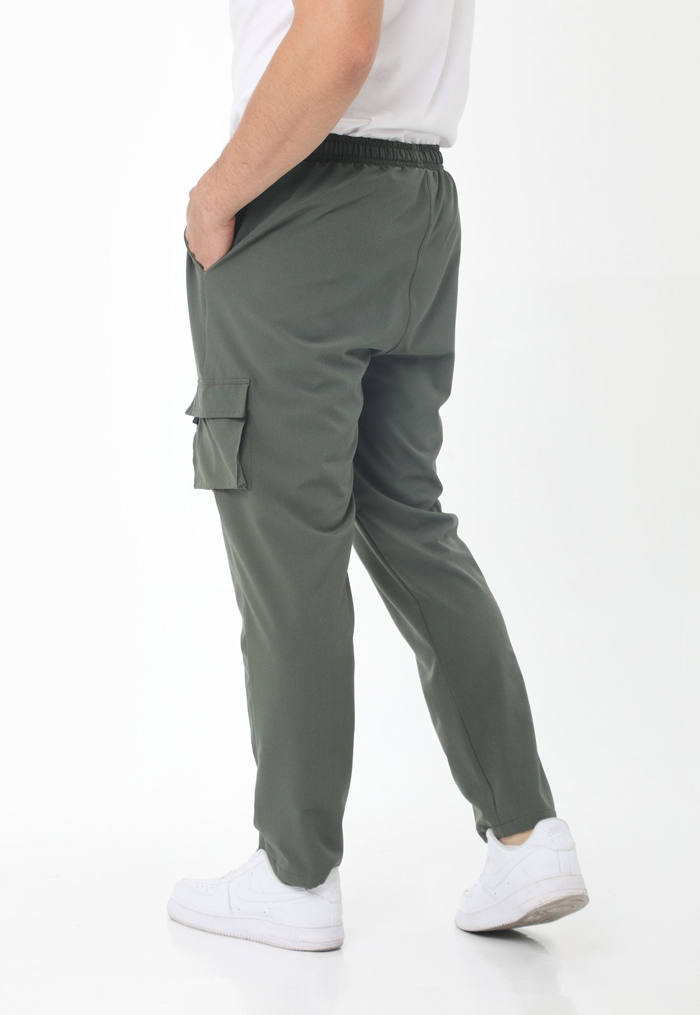 Pantalón verde con bolsillos frontales diagonales para hombre