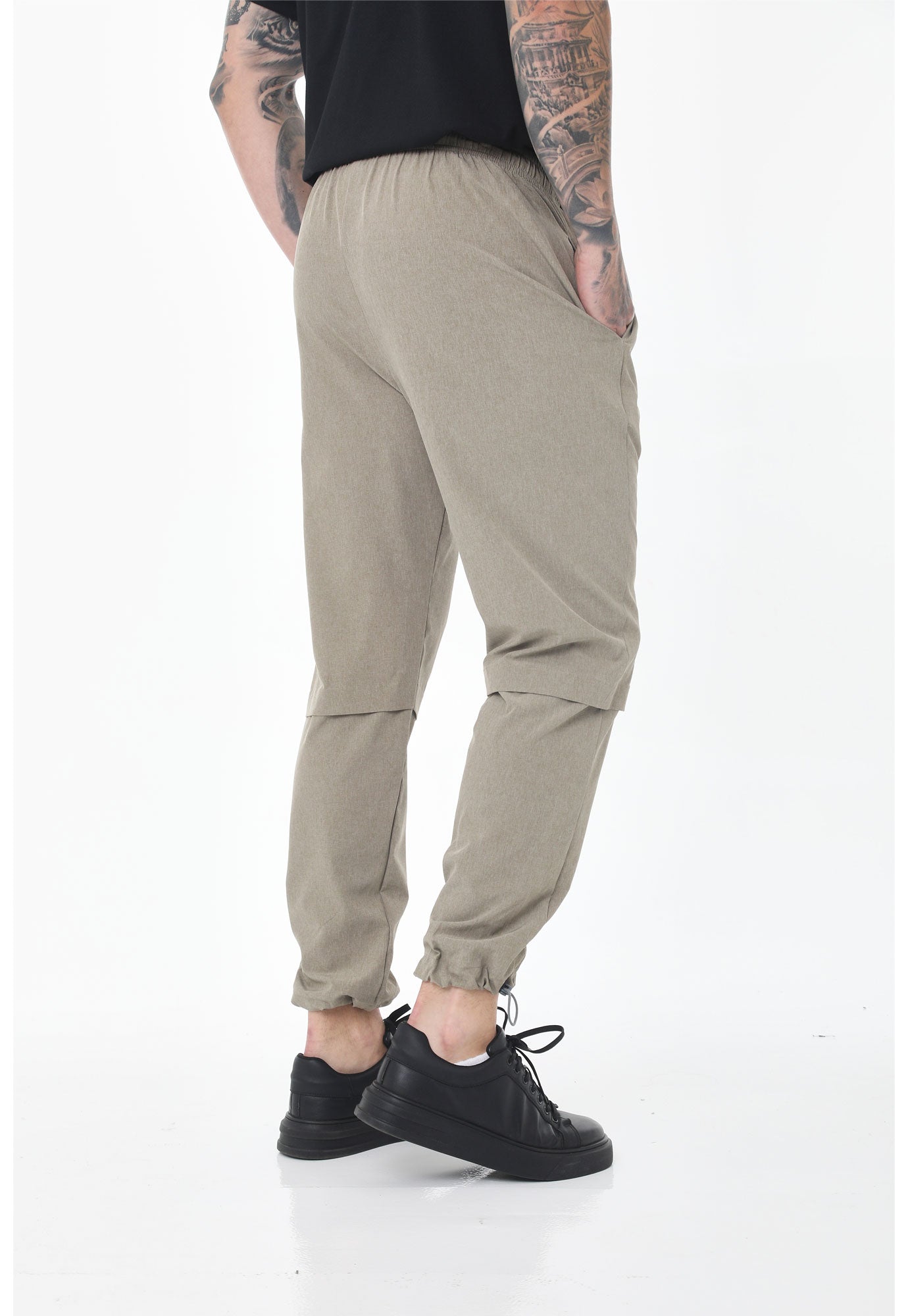 Pantalón tipo jogger gris, fondo entero, pretina resortada ajustable y botas con fácil ajuste para hombre
