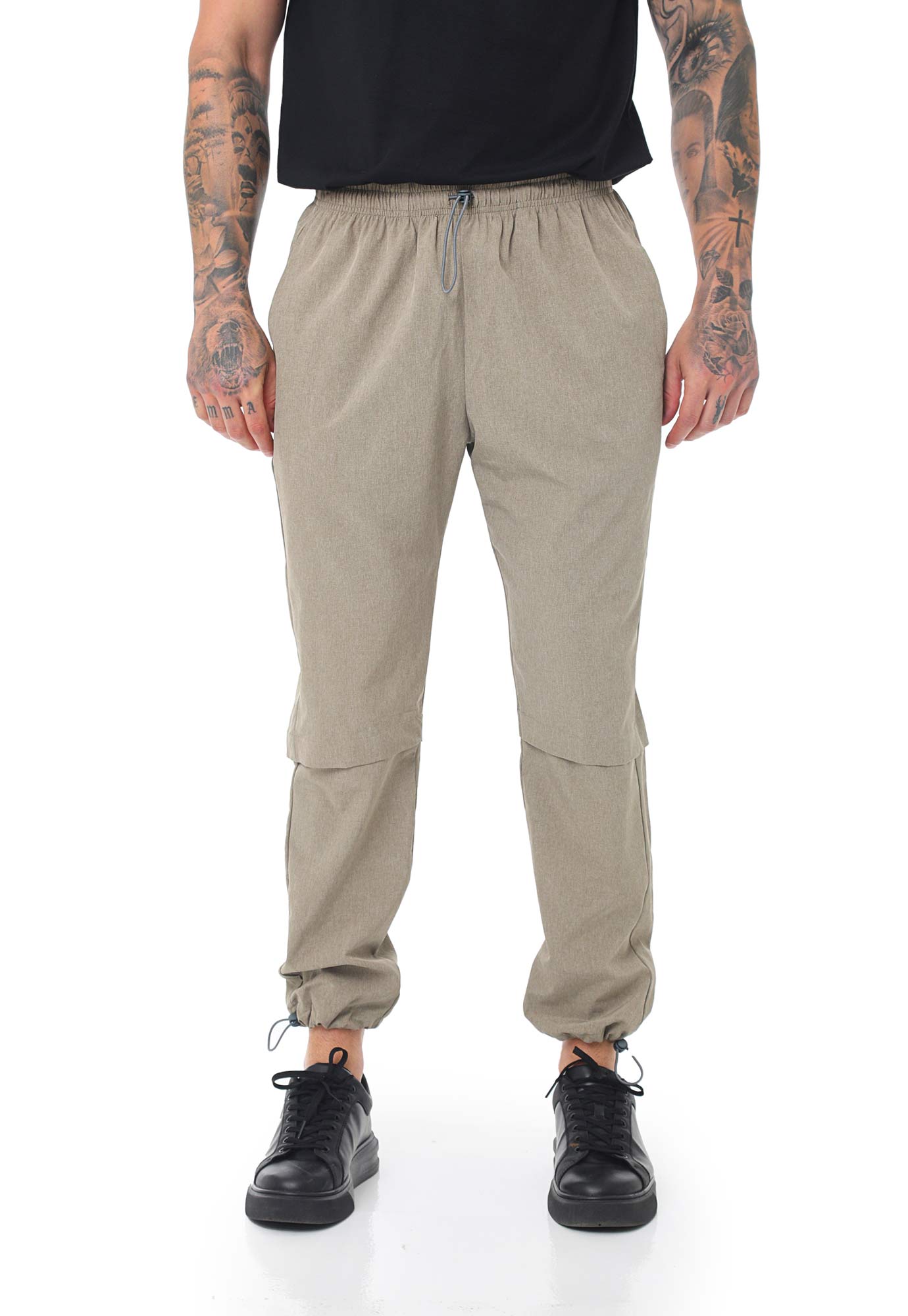 Pantalón tipo jogger gris, fondo entero, pretina resortada ajustable y botas con fácil ajuste para hombre