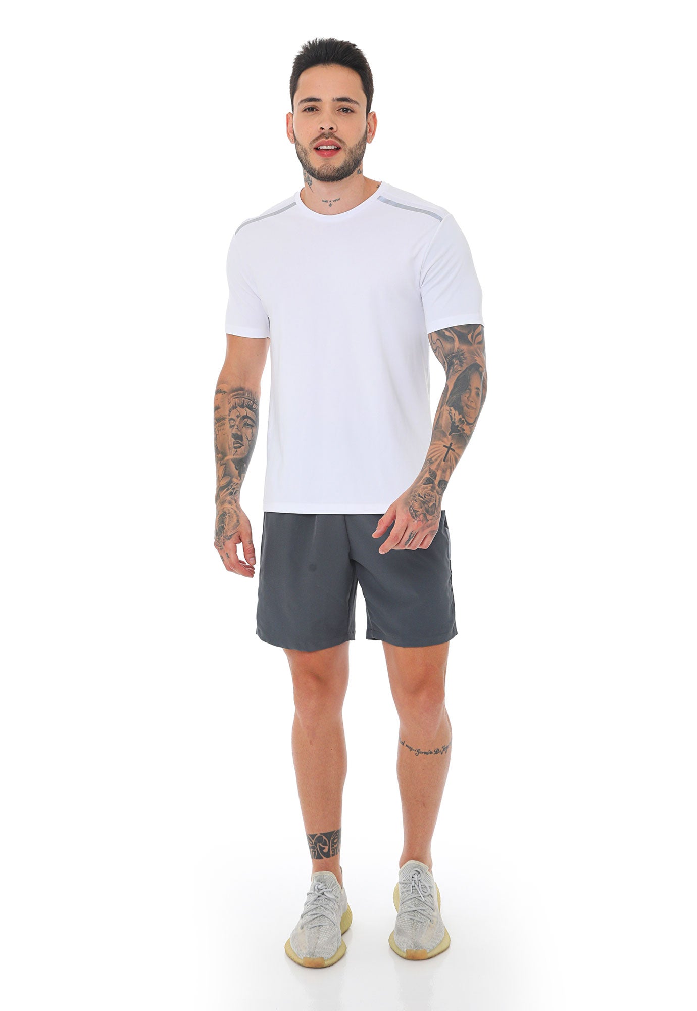 Pantaloneta deportiva gris con bloques laterales y ciclista interno para hombre