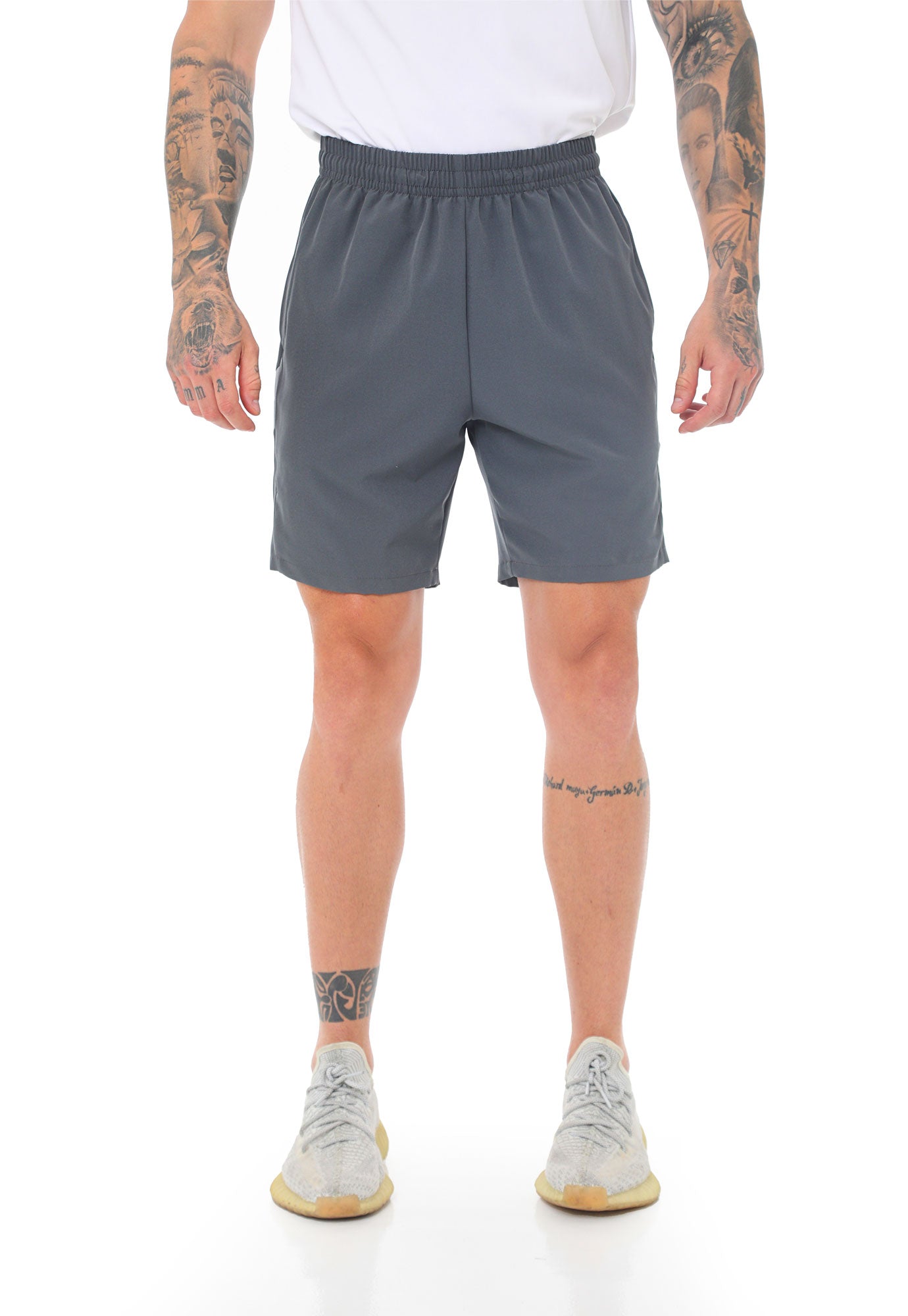 Pantaloneta deportiva gris con bloques laterales y ciclista interno para hombre